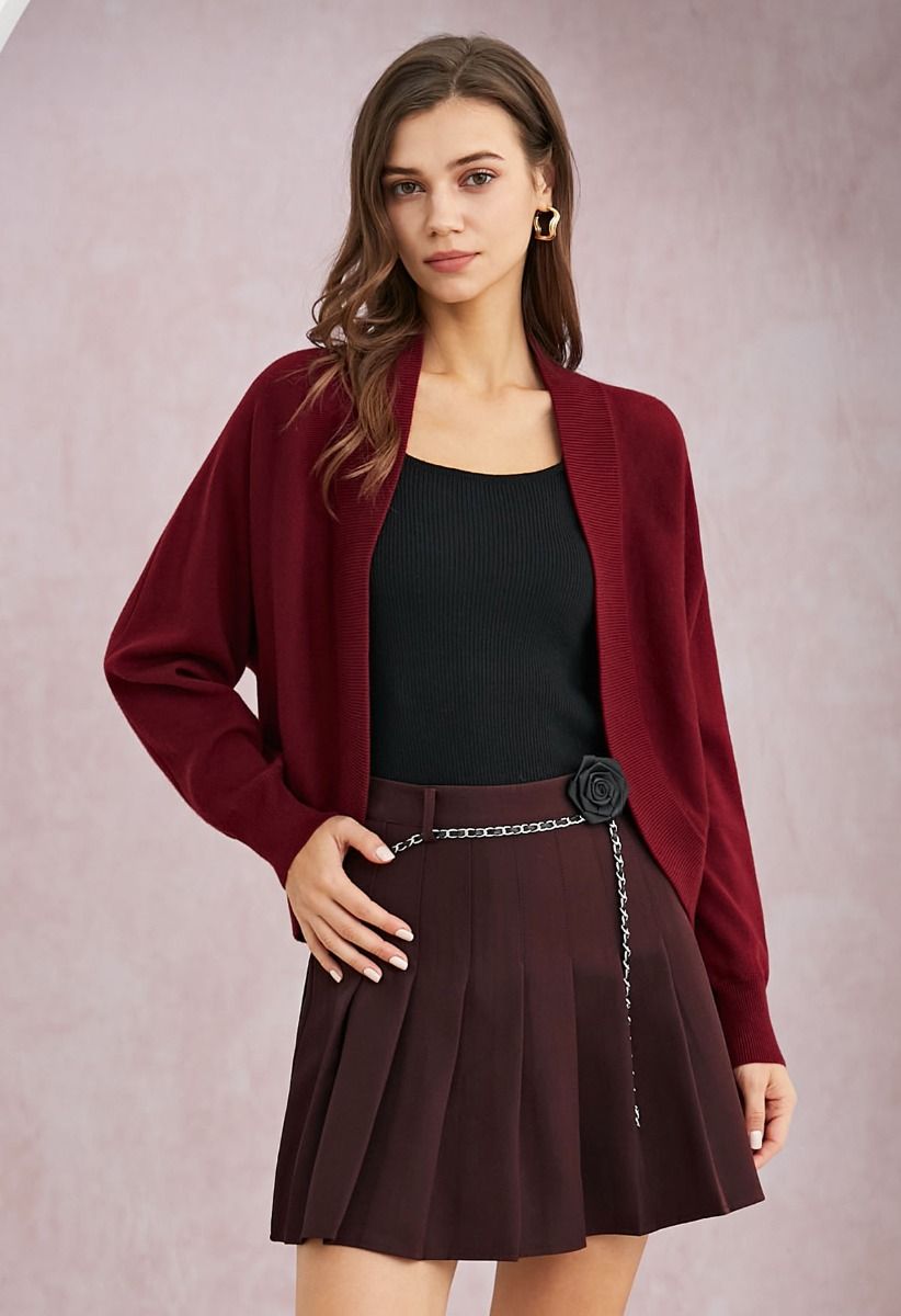 Cardigan minimaliste en tricot côtelé ouvert sur le devant en rouge