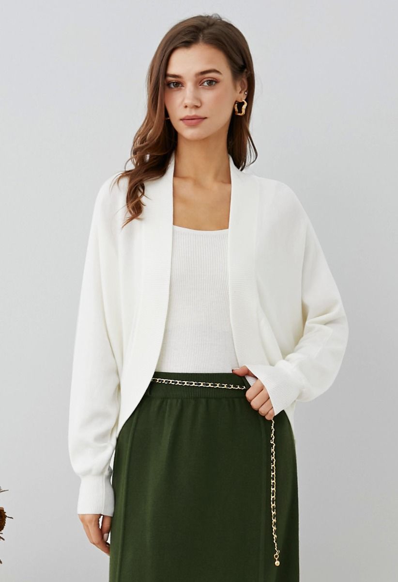 Cardigan minimaliste en tricot côtelé ouvert sur le devant en blanc