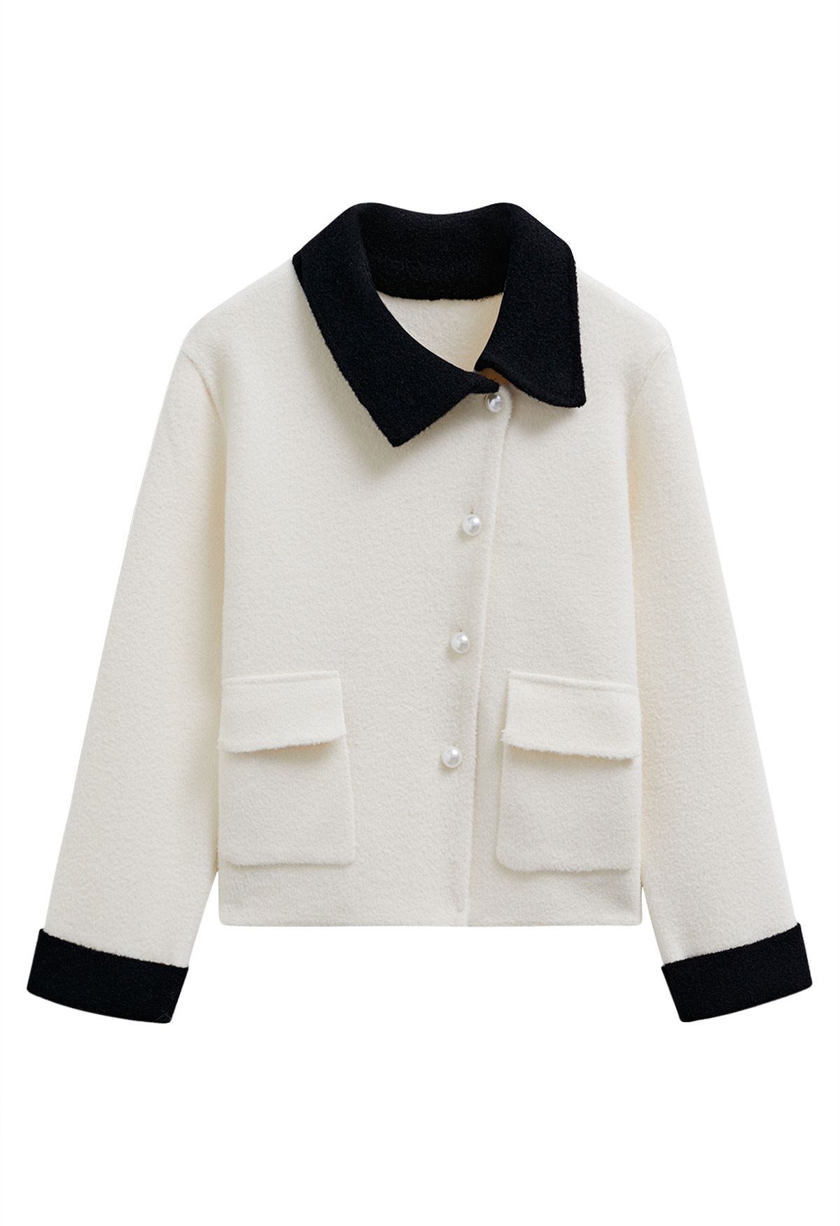 Manteau en tricot boutonné avec poches à rabat et bordure contrastante en blanc