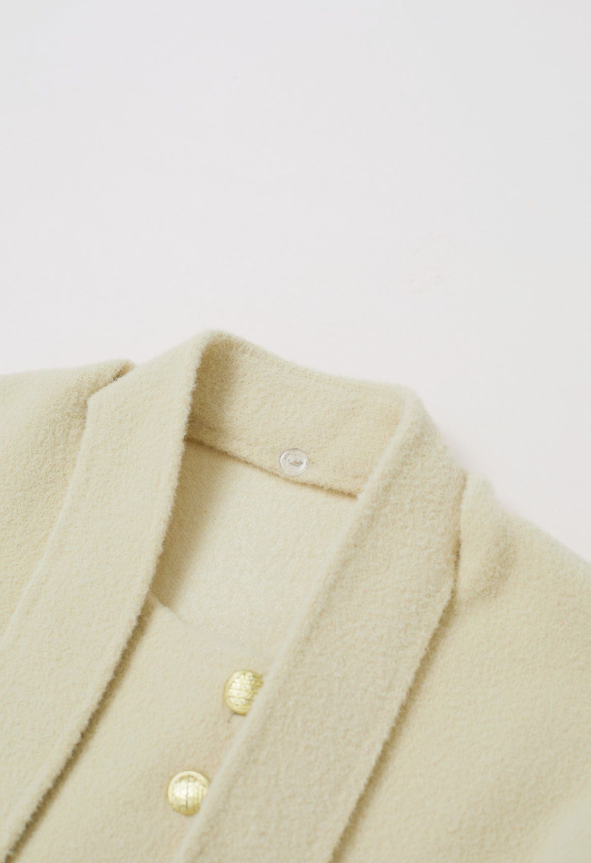 Manteau en tricot à boutons dorés amovibles avec col noué en jaune clair