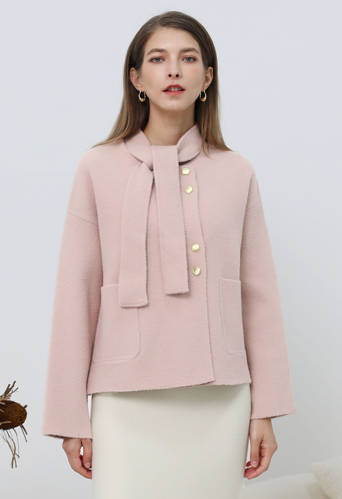 Manteau en tricot à boutons dorés amovibles et col noué en rose