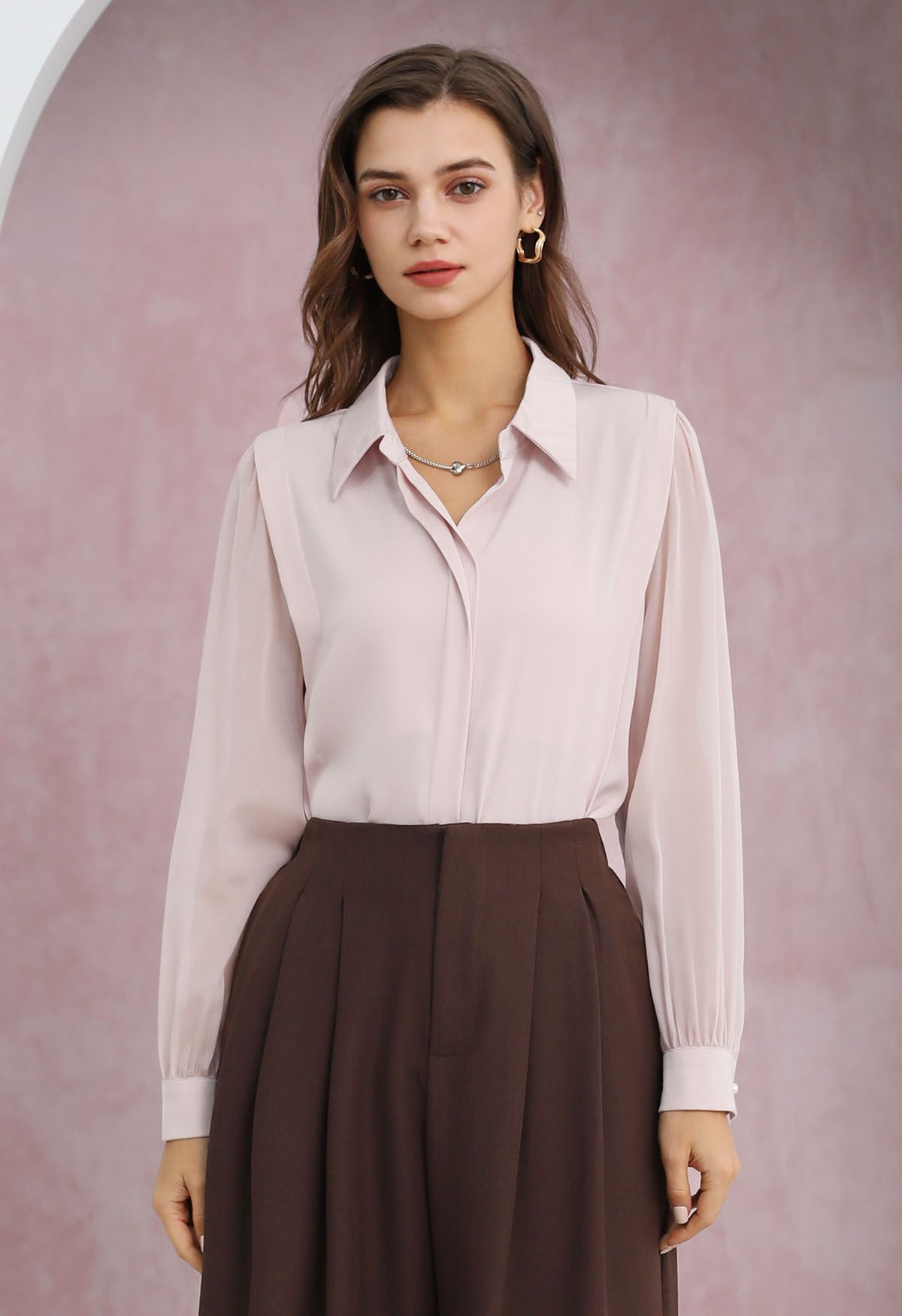 Chemise en satin à col en V et collier cœur en rose