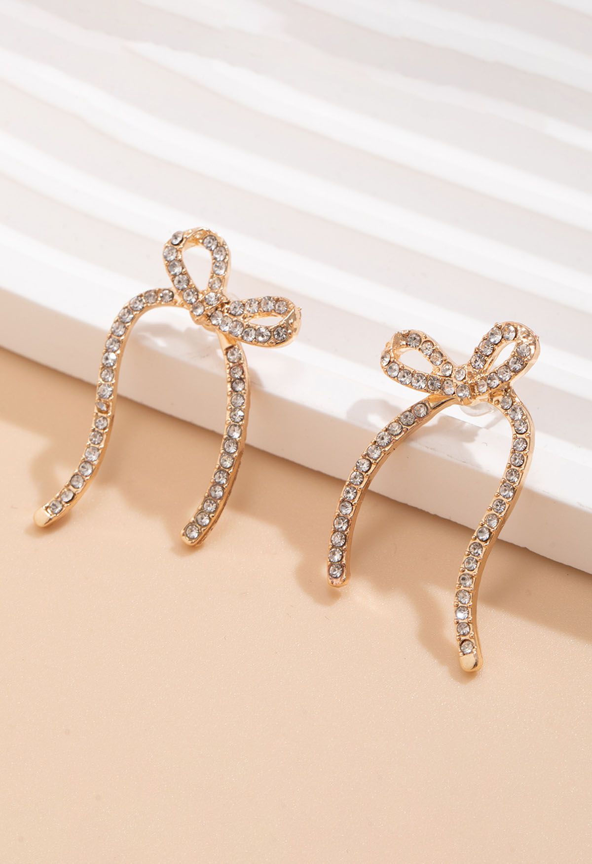 Boucles d'oreilles en forme de nœud avec strass en or