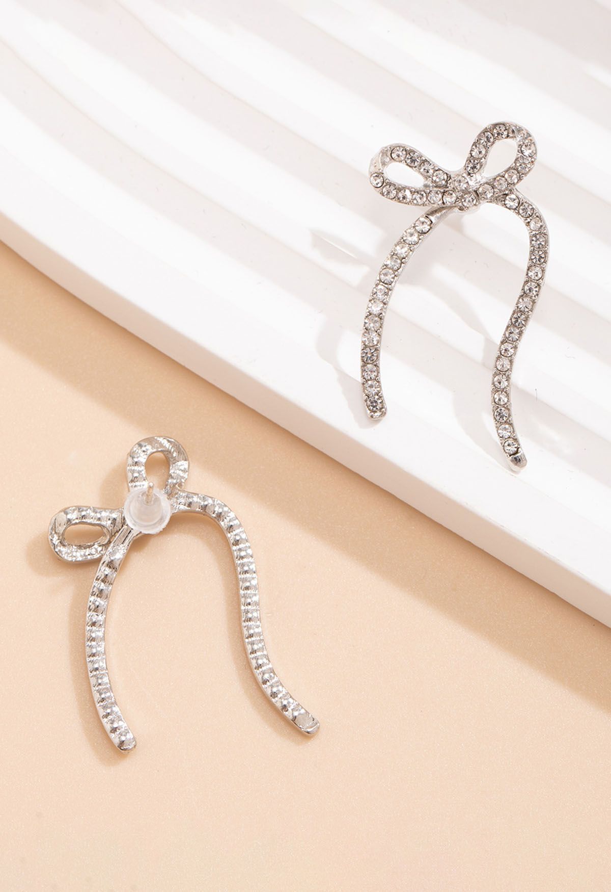 Boucles d'oreilles en forme de nœud avec strass en argent