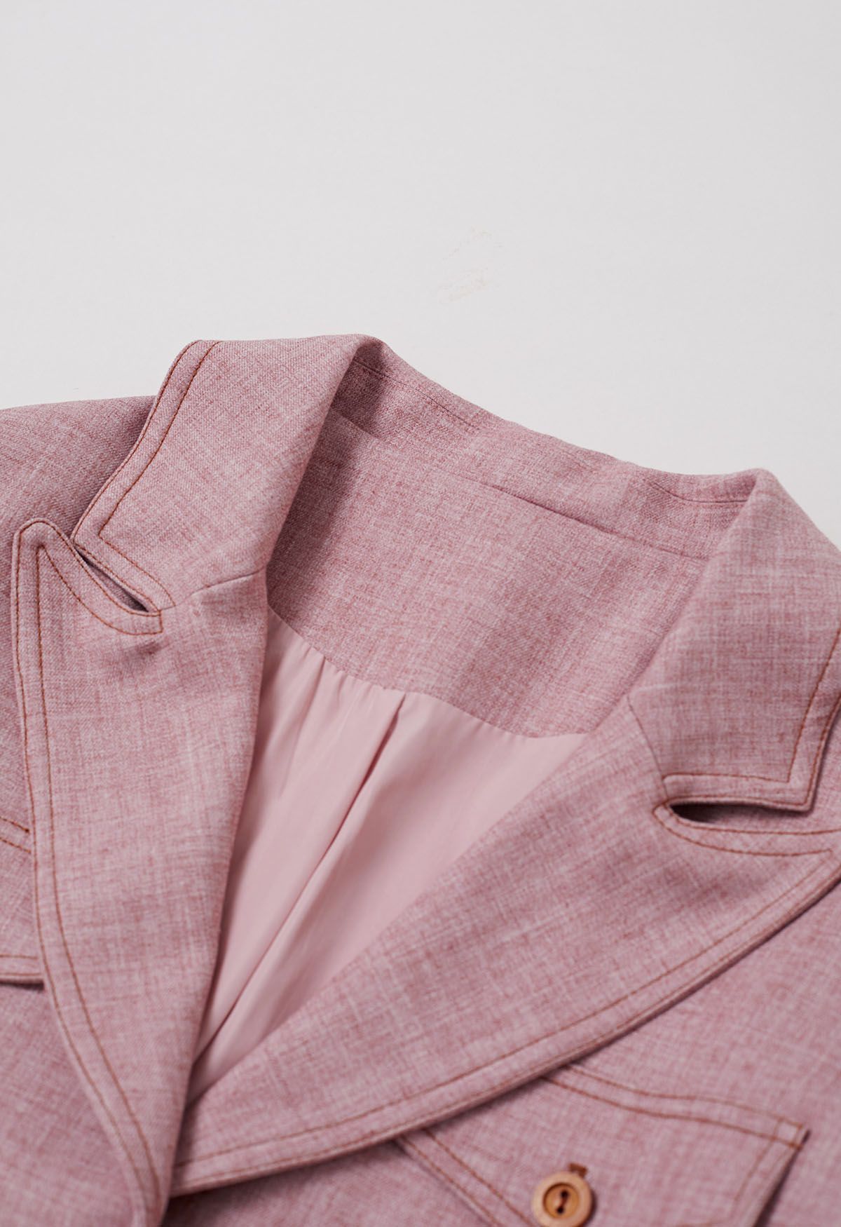 Blazer boutonné à revers pointus et poches décoratives en rose