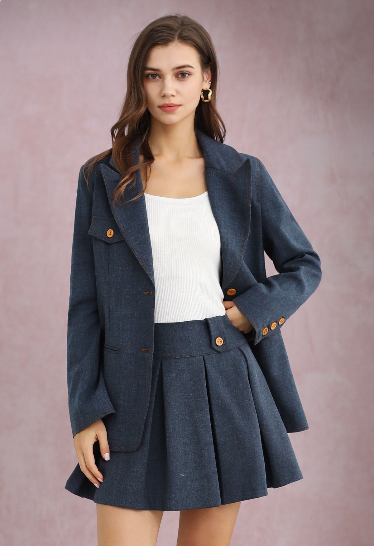 Blazer boutonné à revers en pointe et poche décorative en bleu marine