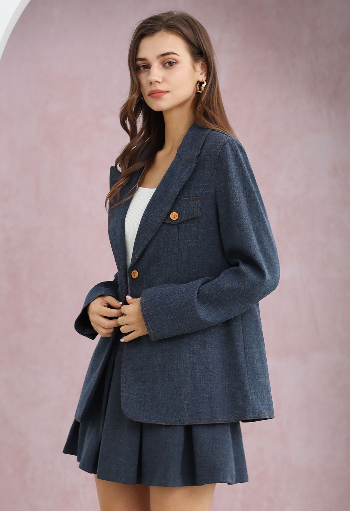 Blazer boutonné à revers en pointe et poche décorative en bleu marine