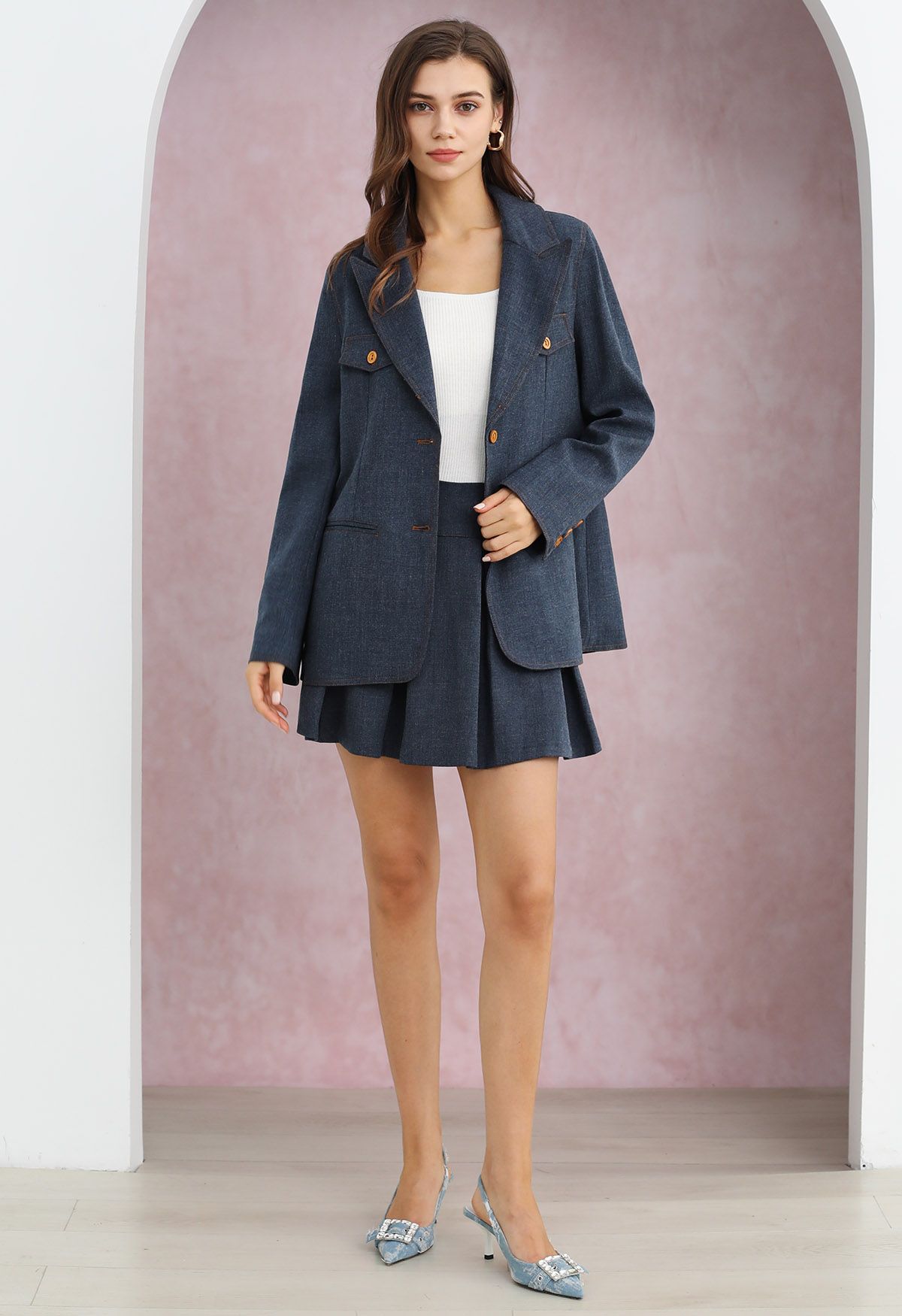 Blazer boutonné à revers en pointe et poche décorative en bleu marine