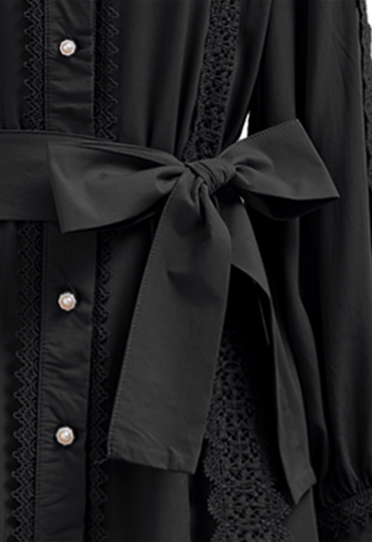 Robe longue boutonnée captivante en dentelle avec ceinture nouée en noir