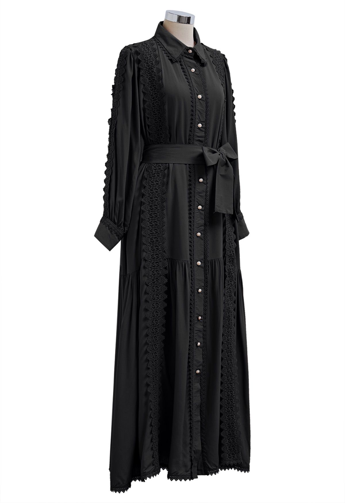 Robe longue boutonnée captivante en dentelle avec ceinture nouée en noir