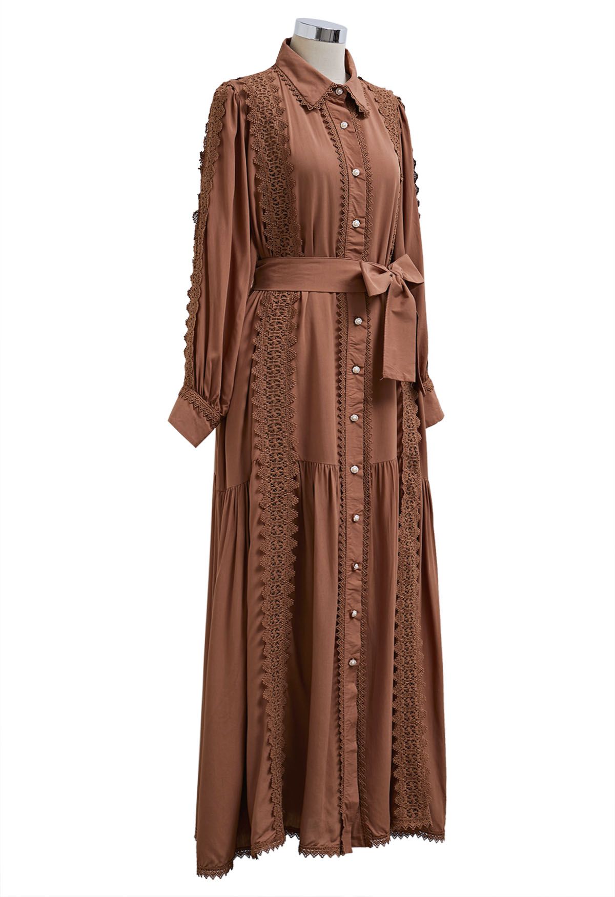 Robe longue boutonnée captivante en dentelle avec ceinture nouée en marron