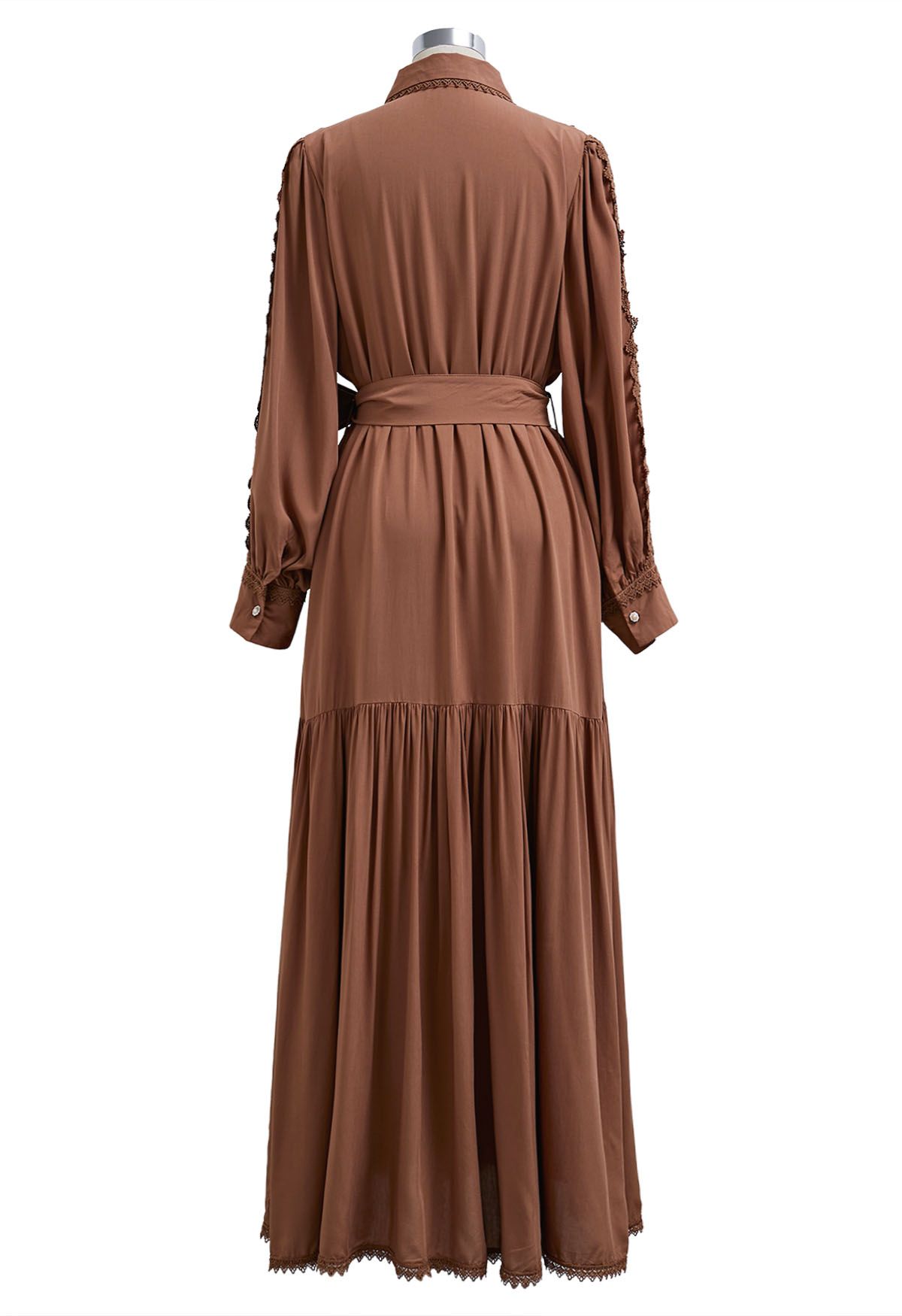 Robe longue boutonnée captivante en dentelle avec ceinture nouée en marron