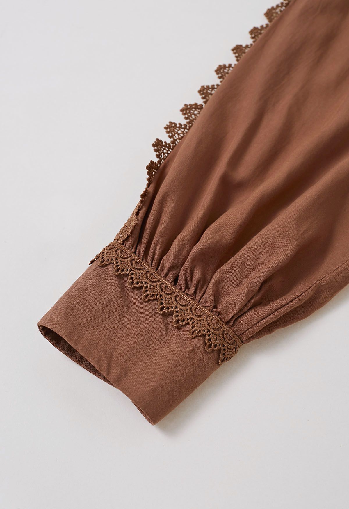 Robe longue boutonnée captivante en dentelle avec ceinture nouée en marron