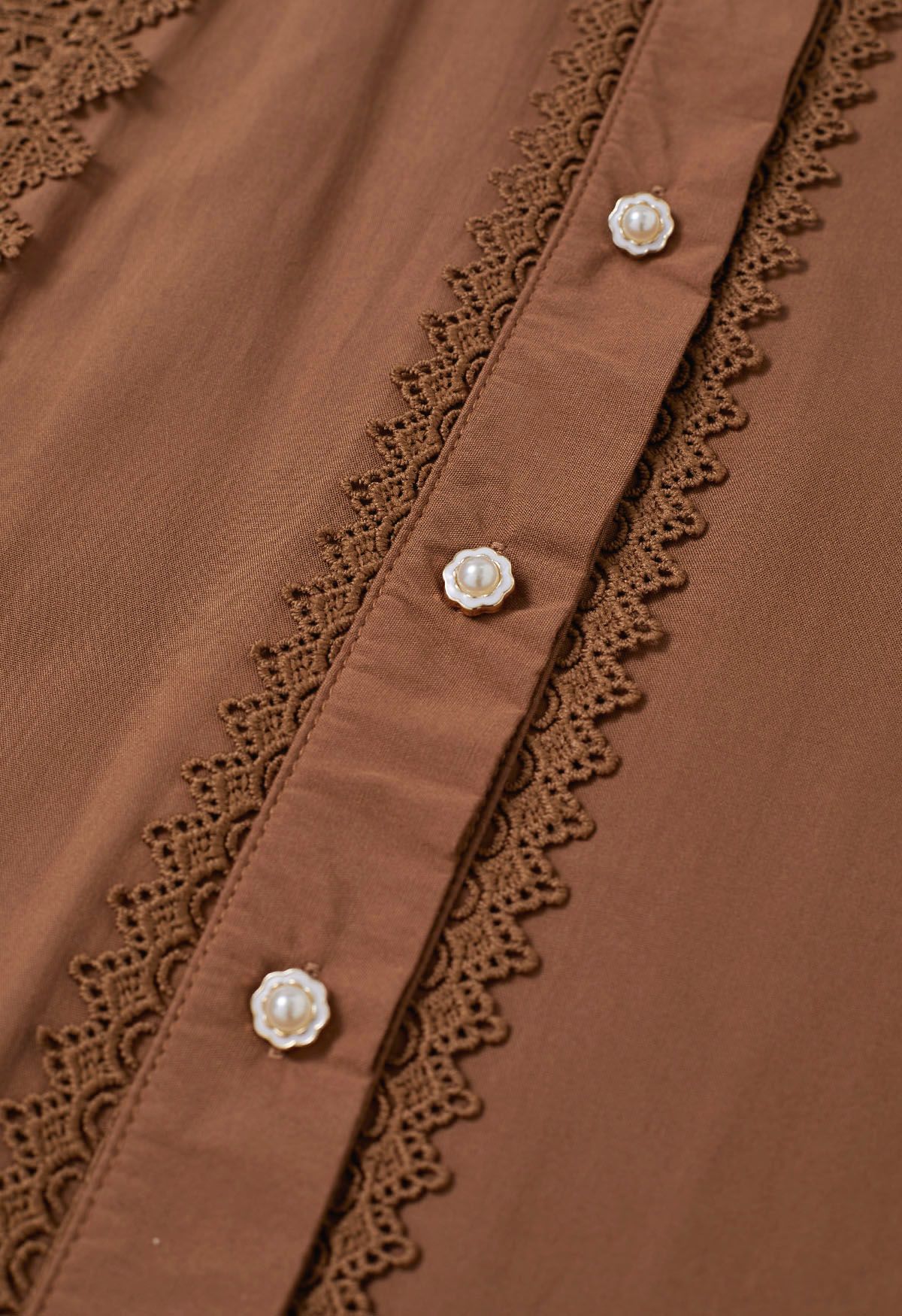 Robe longue boutonnée captivante en dentelle avec ceinture nouée en marron