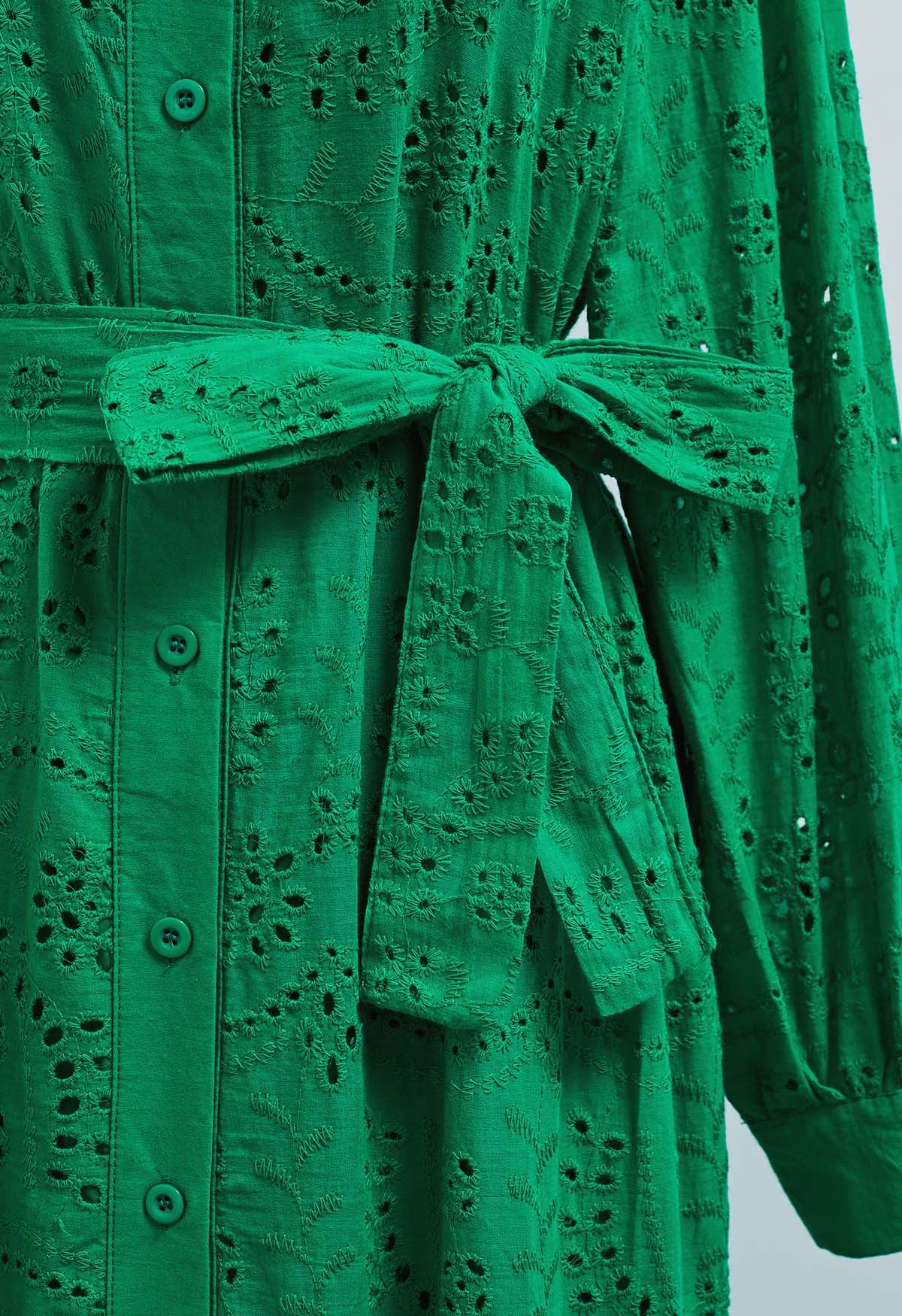 Robe mi-longue boutonnée à taille nouée et broderie délicate à œillets en vert