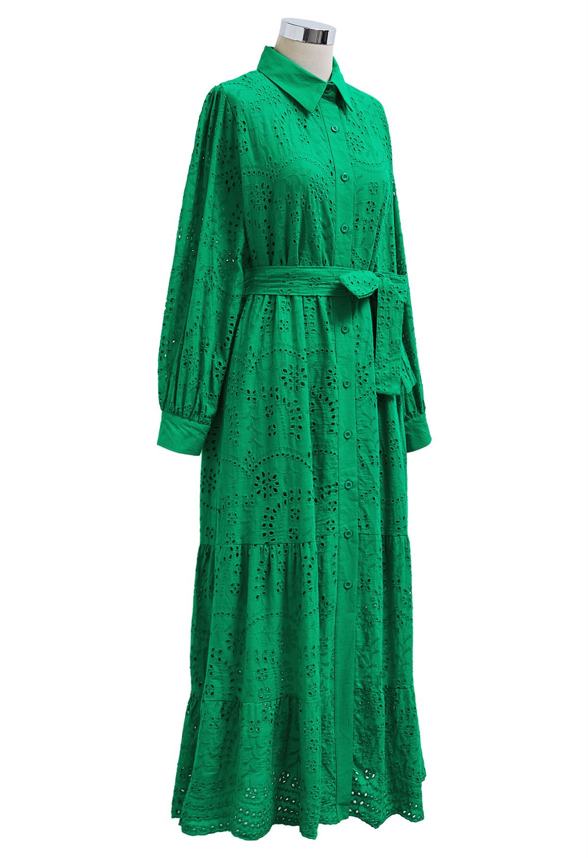 Robe mi-longue boutonnée à taille nouée et broderie délicate à œillets en vert