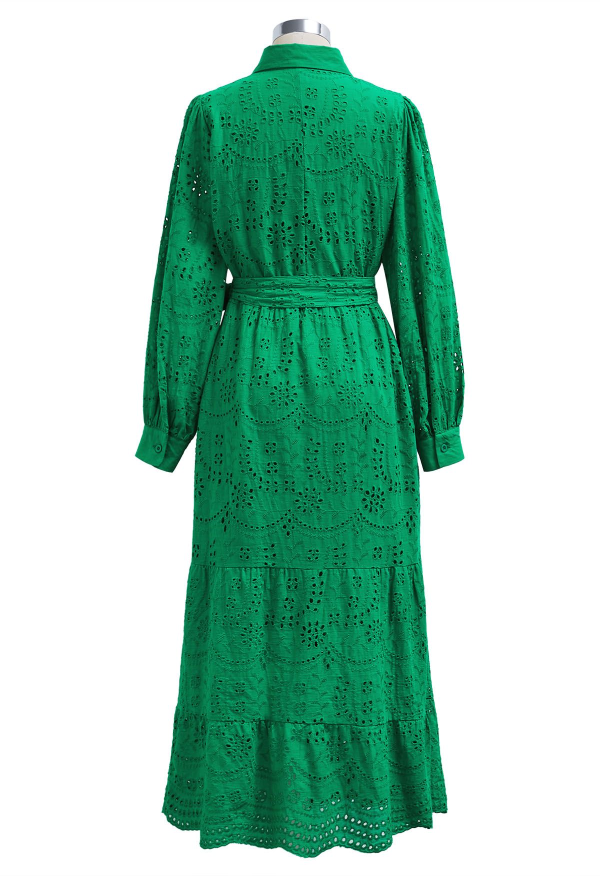 Robe mi-longue boutonnée à taille nouée et broderie délicate à œillets en vert