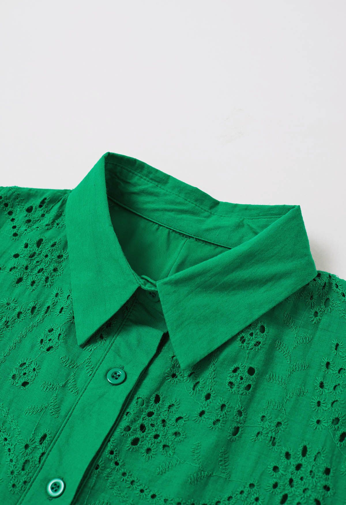 Robe mi-longue boutonnée à taille nouée et broderie délicate à œillets en vert