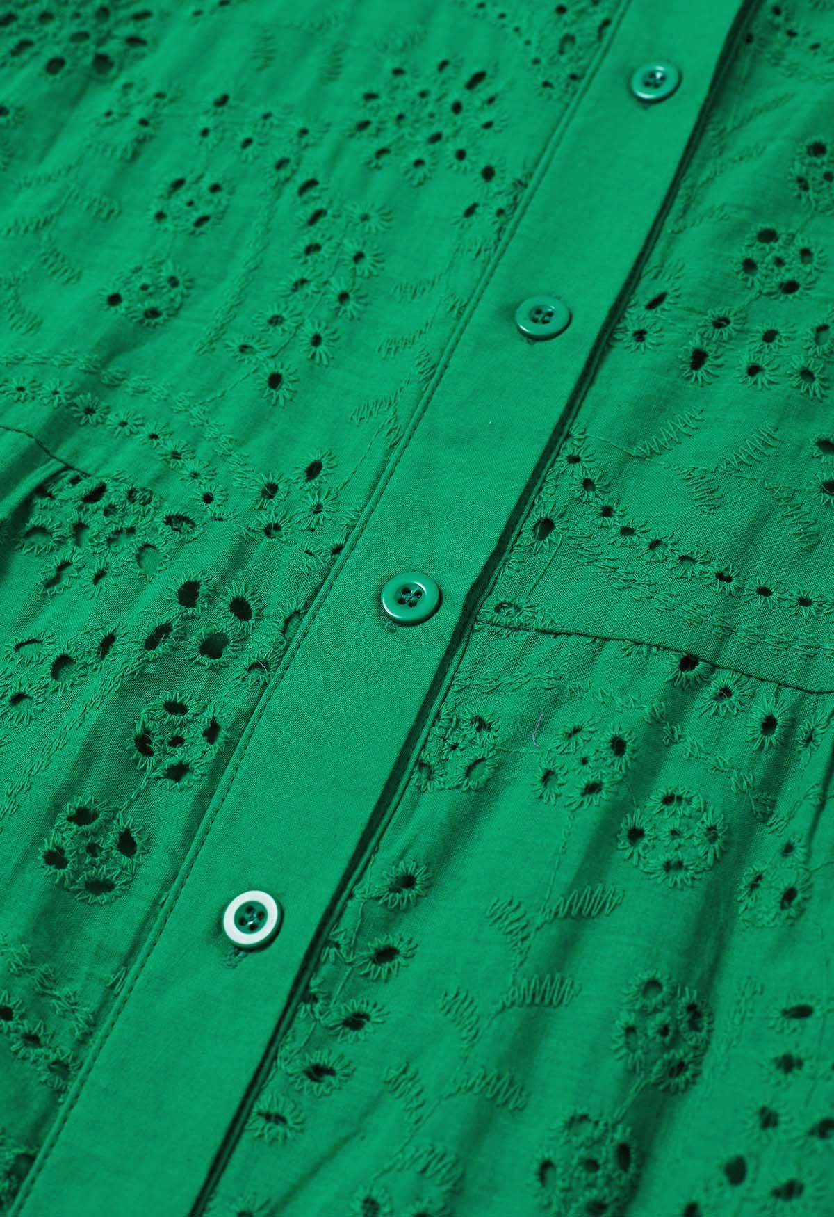 Robe mi-longue boutonnée à taille nouée et broderie délicate à œillets en vert