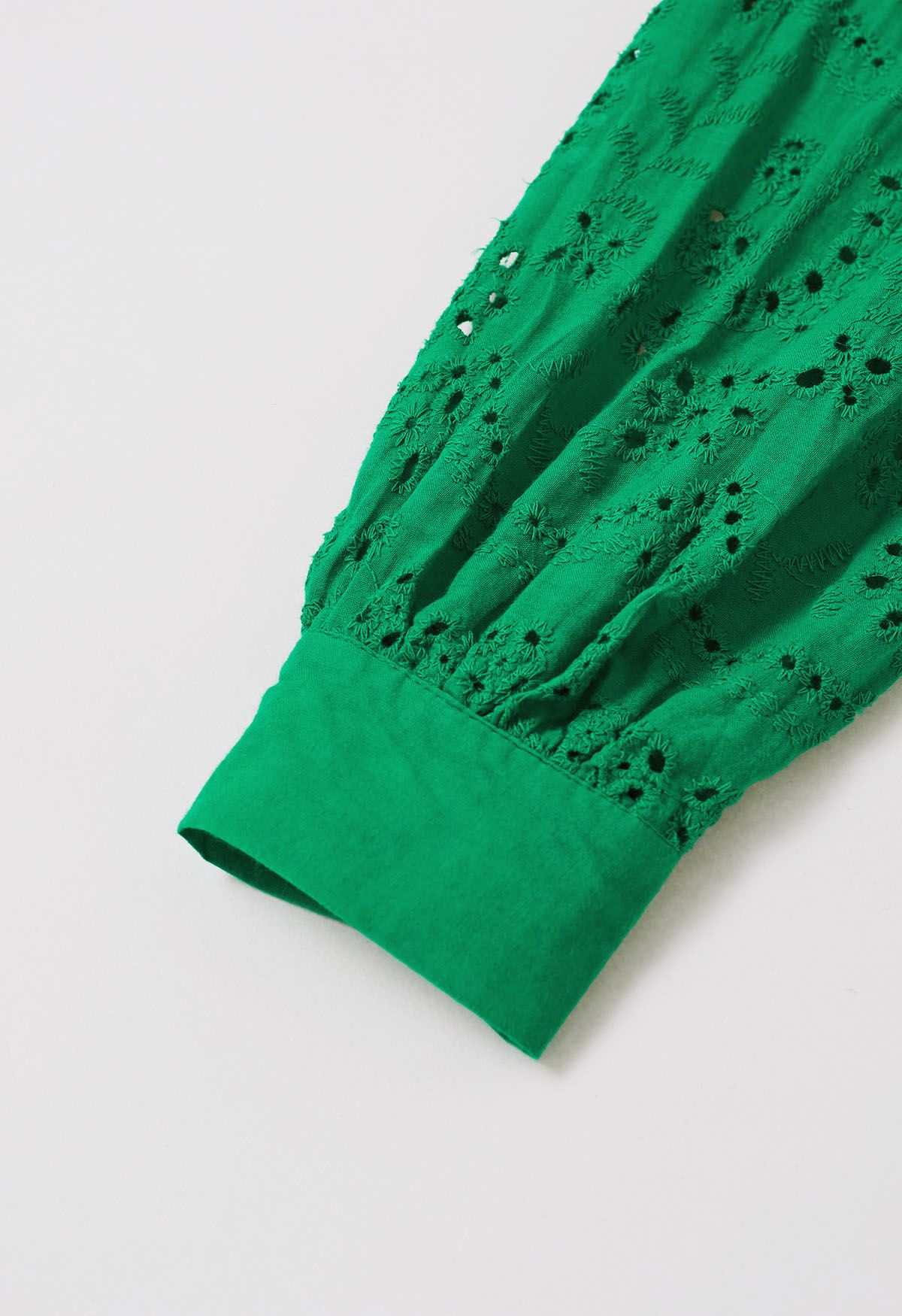 Robe mi-longue boutonnée à taille nouée et broderie délicate à œillets en vert