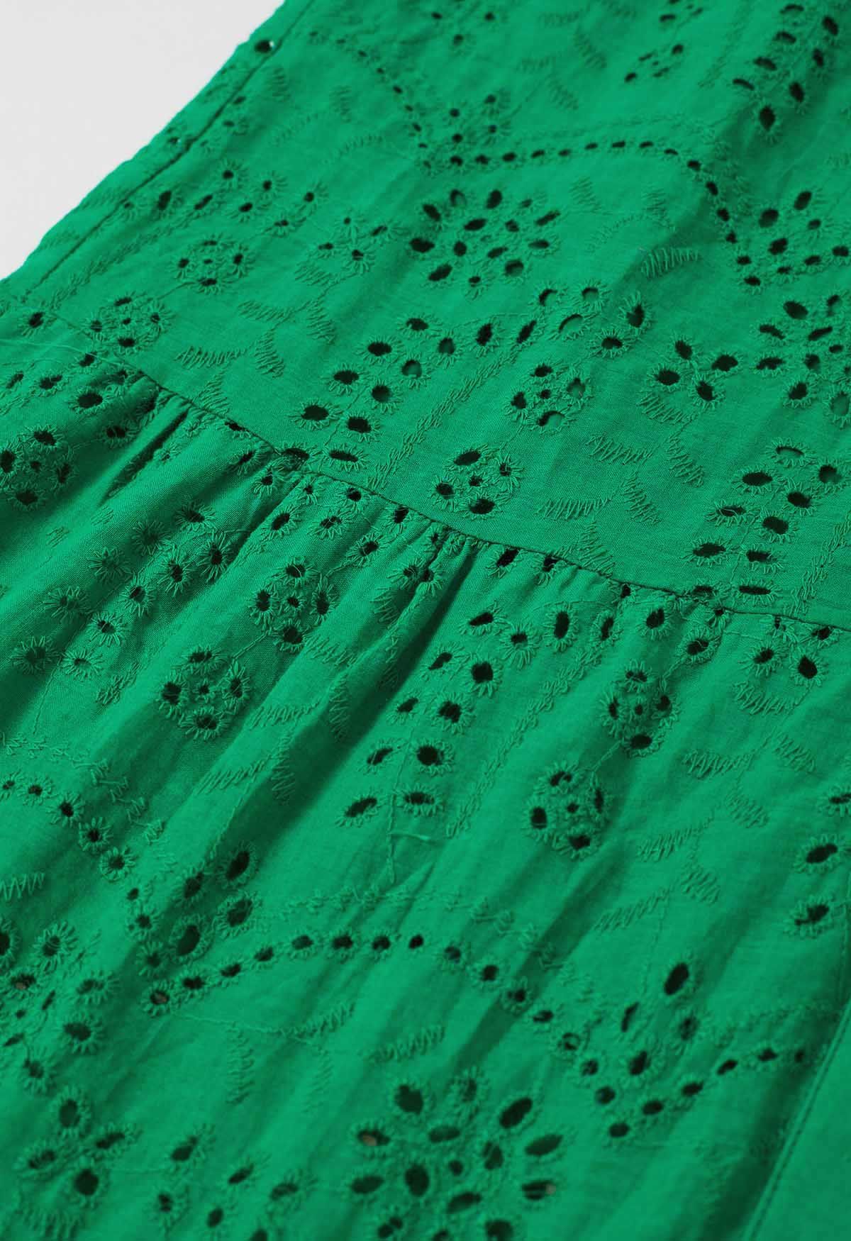 Robe mi-longue boutonnée à taille nouée et broderie délicate à œillets en vert