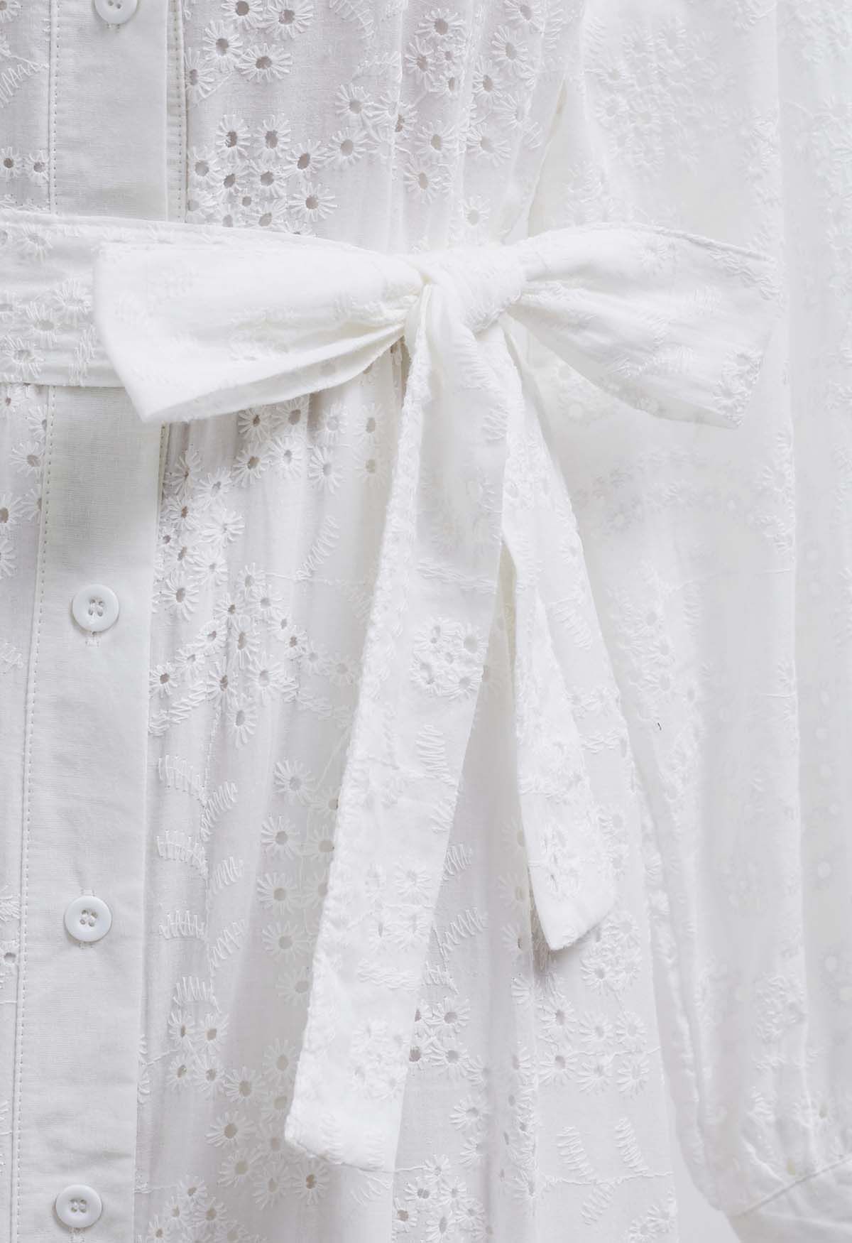 Robe mi-longue boutonnée à taille nouée et broderie délicate à œillets en blanc