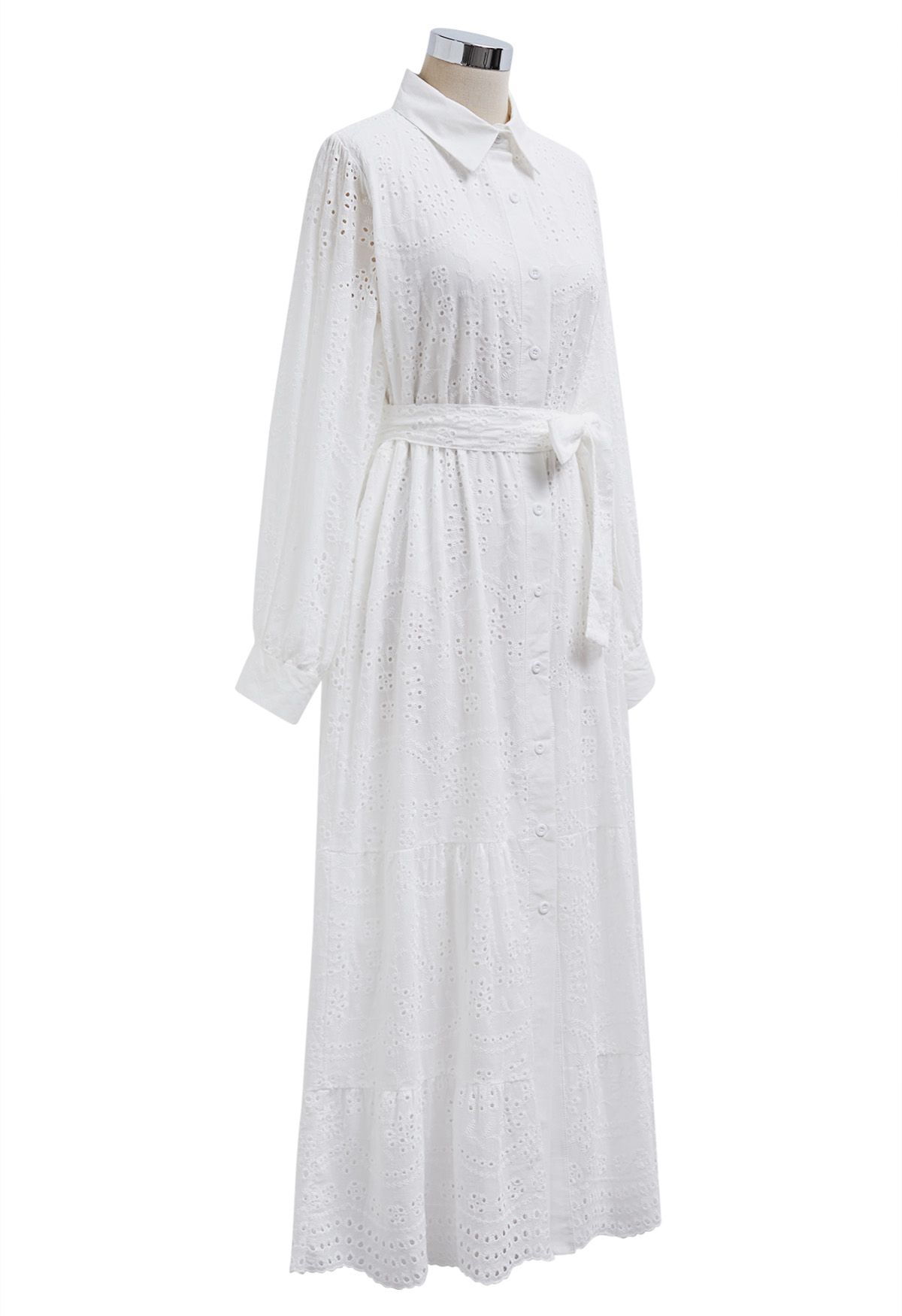 Robe mi-longue boutonnée à taille nouée et broderie délicate à œillets en blanc