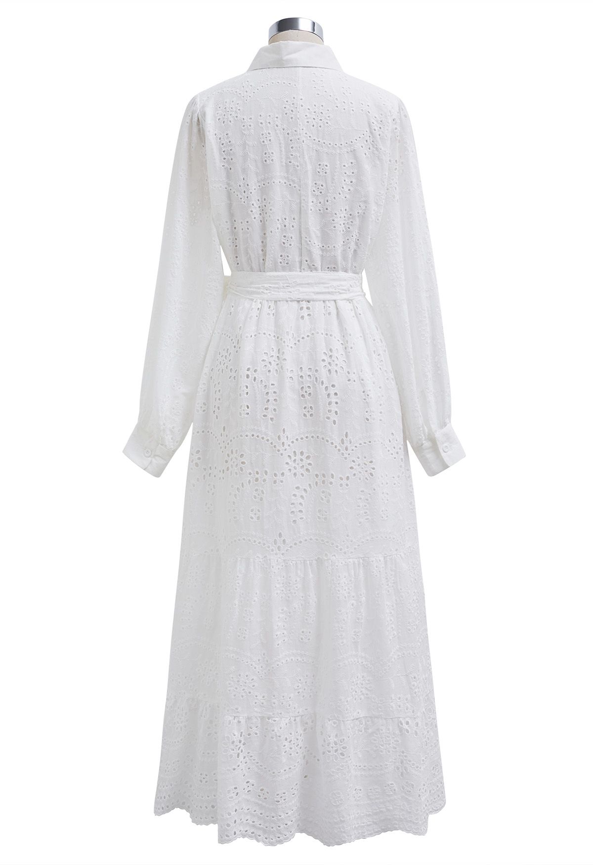 Robe mi-longue boutonnée à taille nouée et broderie délicate à œillets en blanc