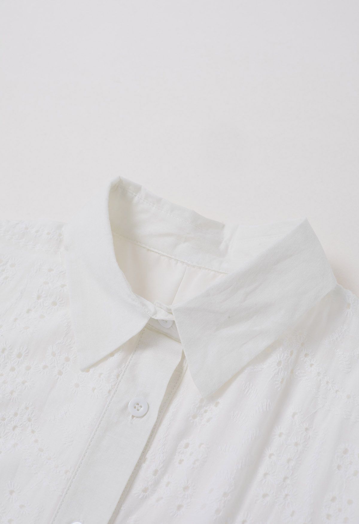 Robe mi-longue boutonnée à taille nouée et broderie délicate à œillets en blanc