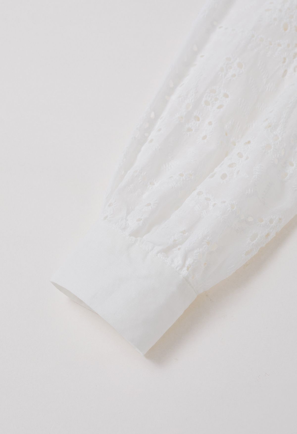 Robe mi-longue boutonnée à taille nouée et broderie délicate à œillets en blanc