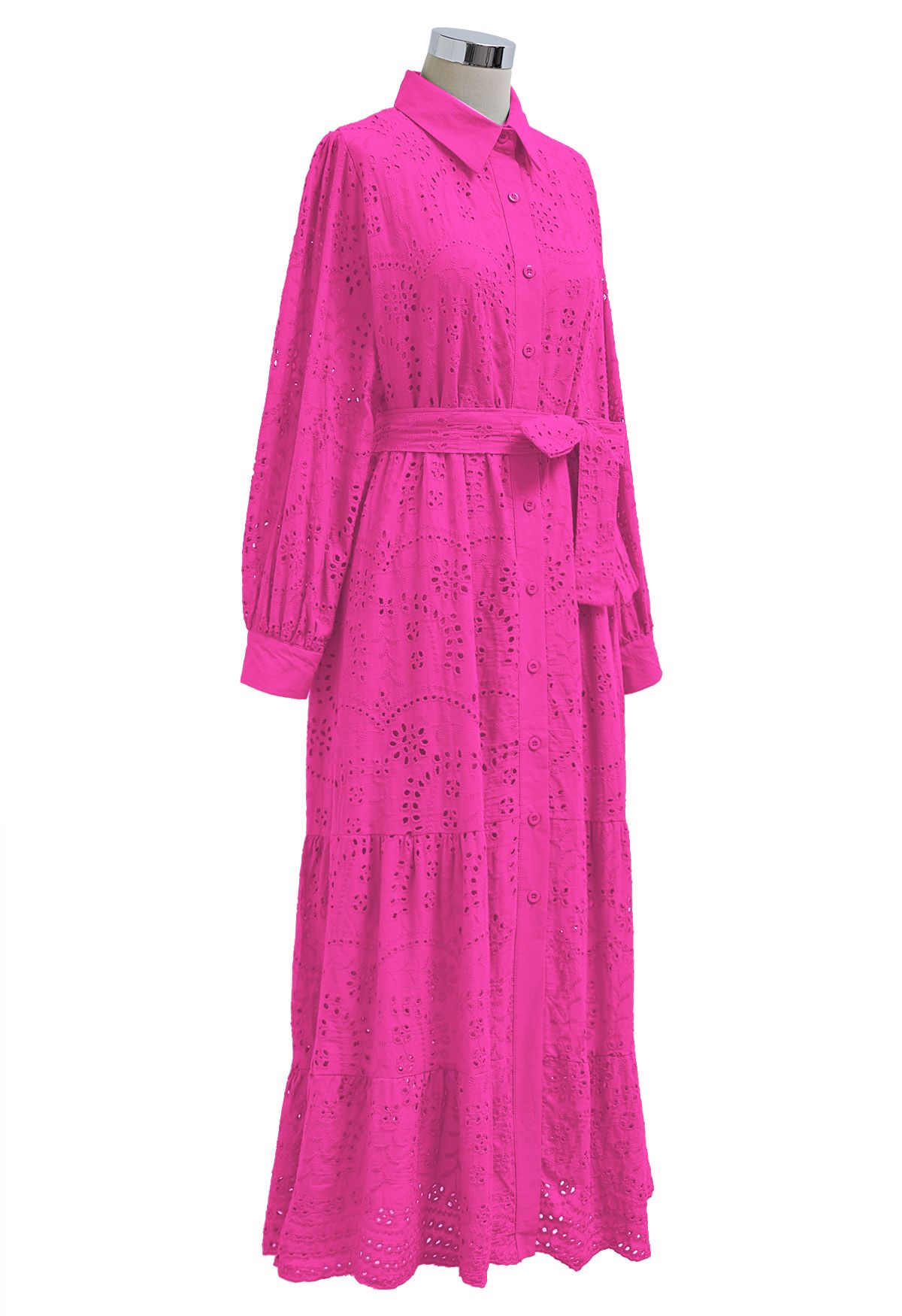 Robe mi-longue boutonnée à taille nouée et broderie délicate à œillets en rose vif