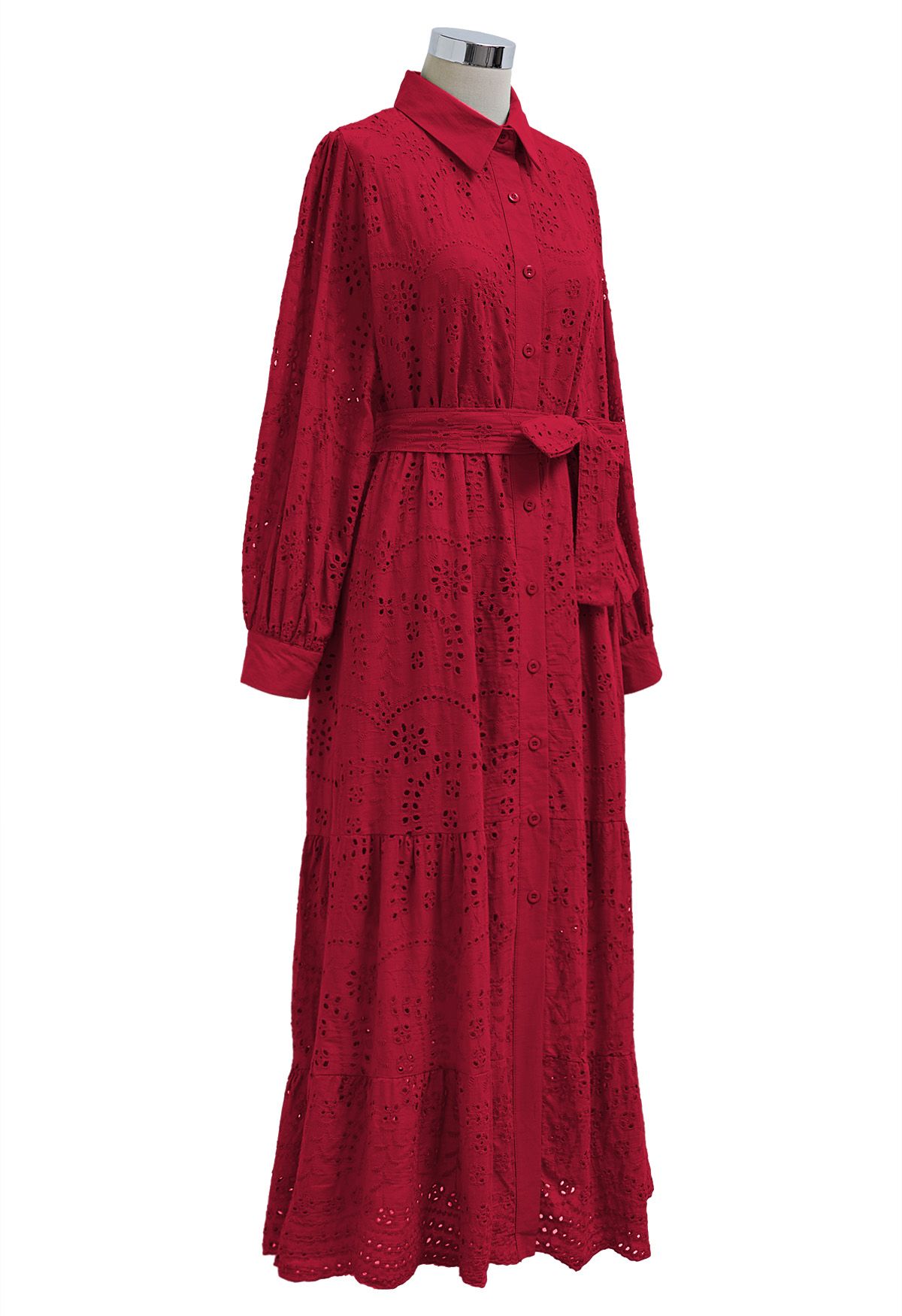 Robe mi-longue boutonnée à taille nouée et broderie délicate à œillets en rouge