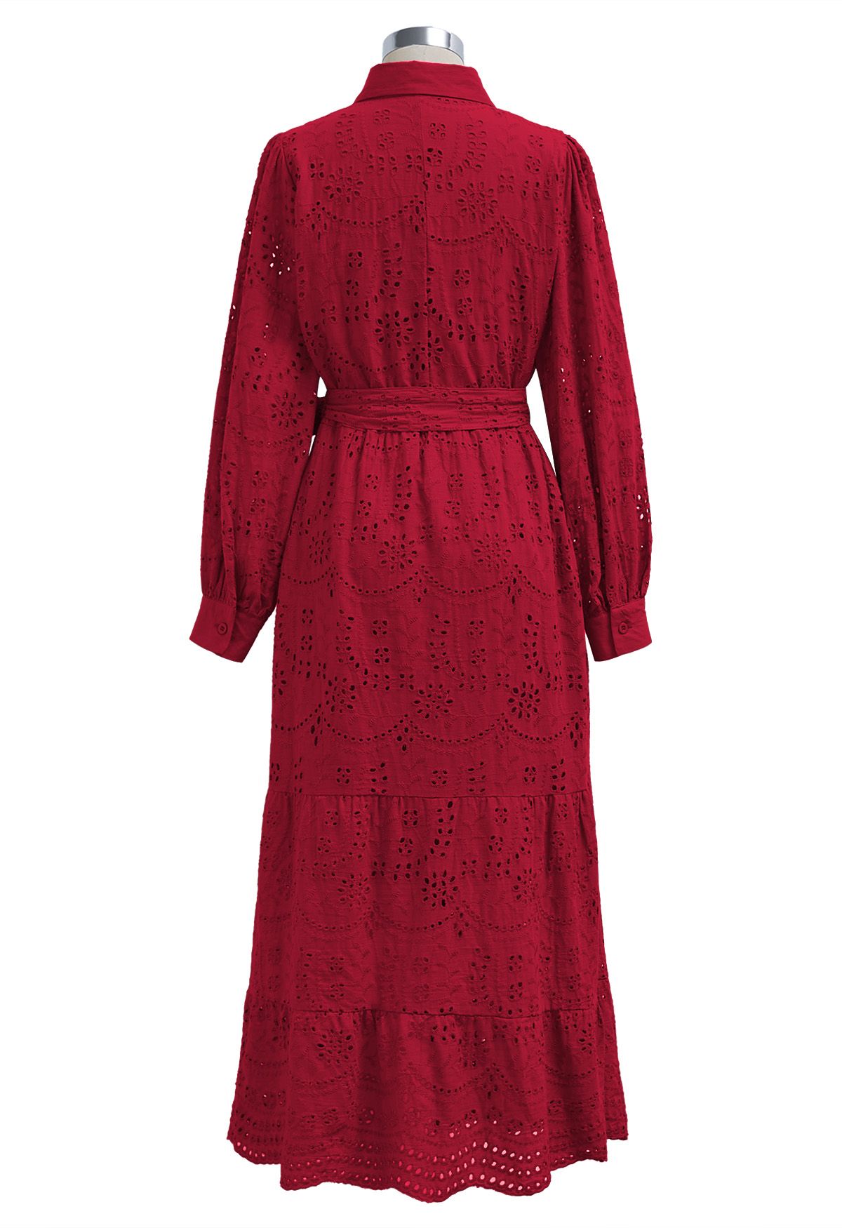 Robe mi-longue boutonnée à taille nouée et broderie délicate à œillets en rouge