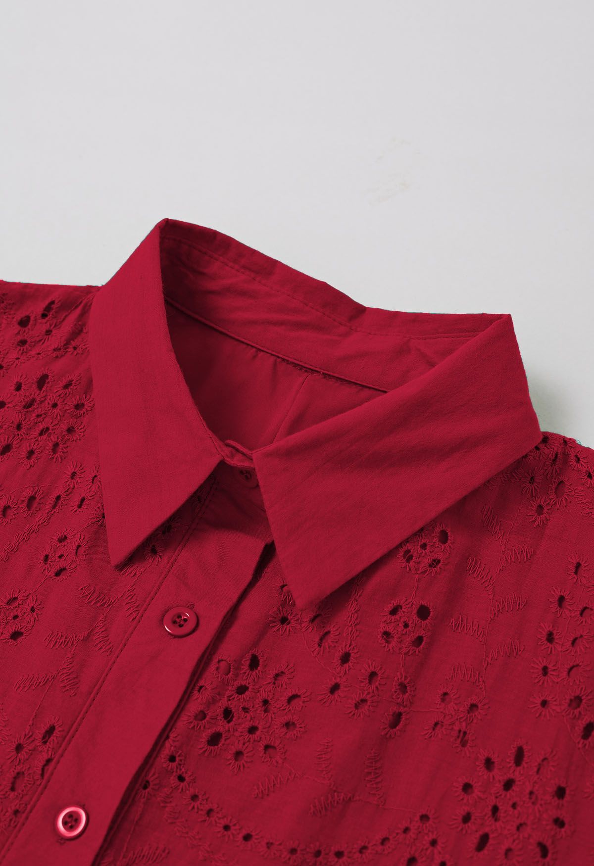 Robe mi-longue boutonnée à taille nouée et broderie délicate à œillets en rouge