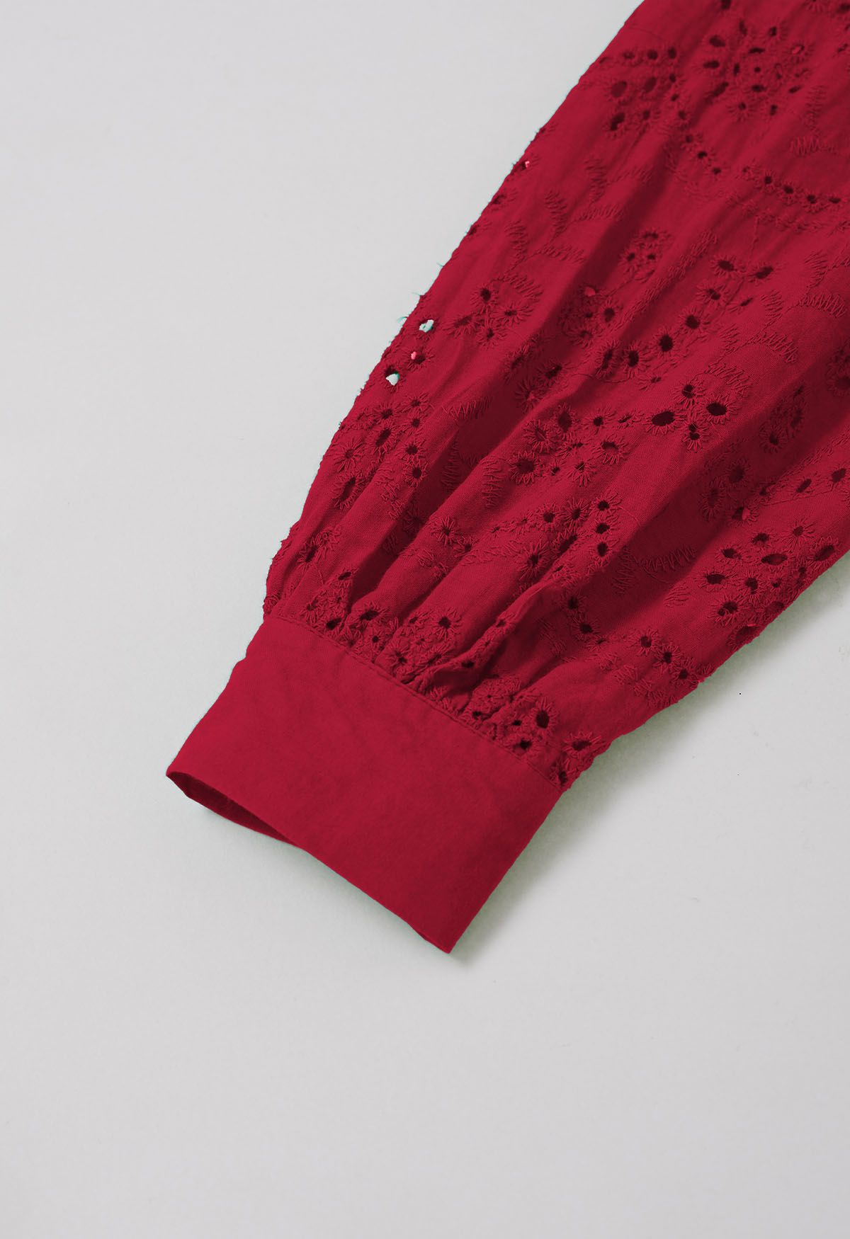 Robe mi-longue boutonnée à taille nouée et broderie délicate à œillets en rouge