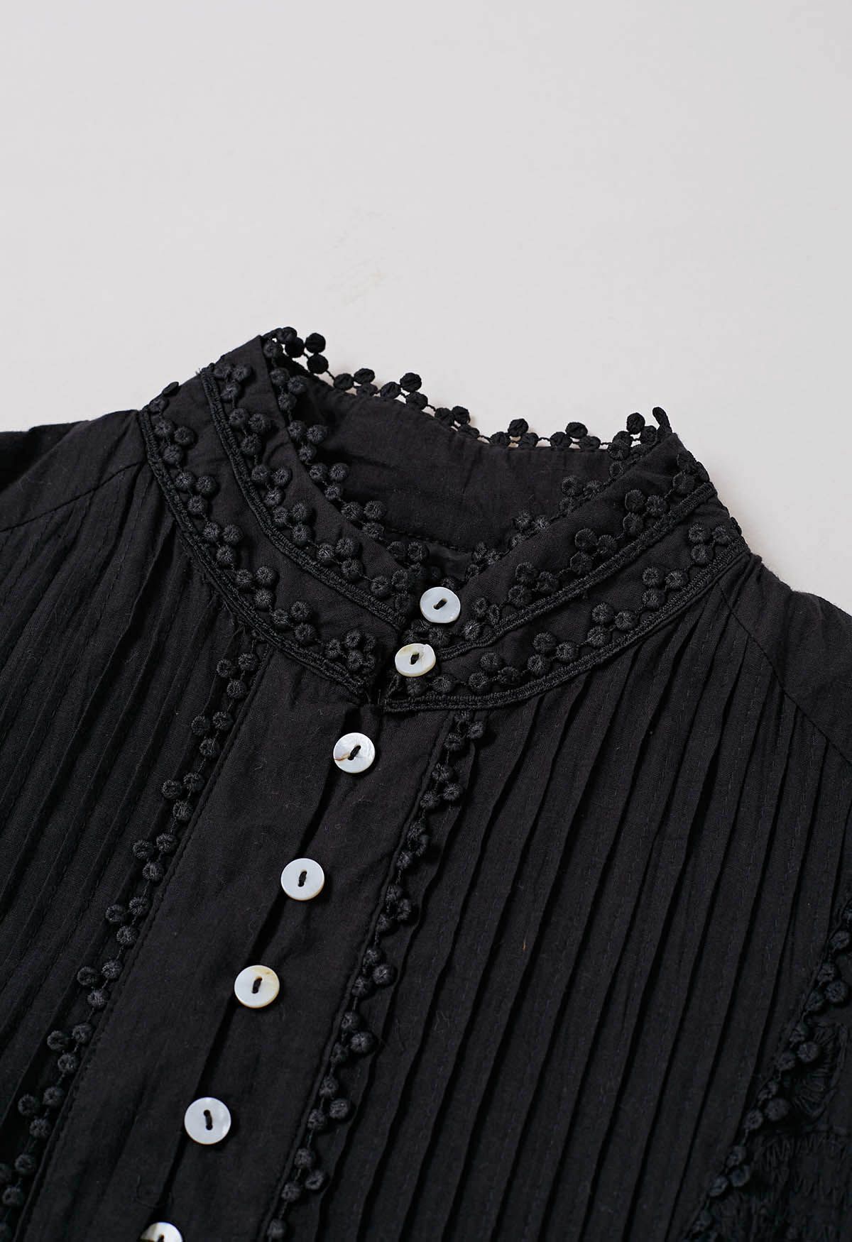 Robe longue boutonnée à pompons et broderies florales en noir