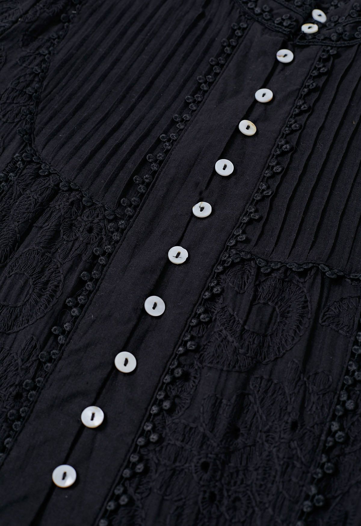 Robe longue boutonnée à pompons et broderies florales en noir