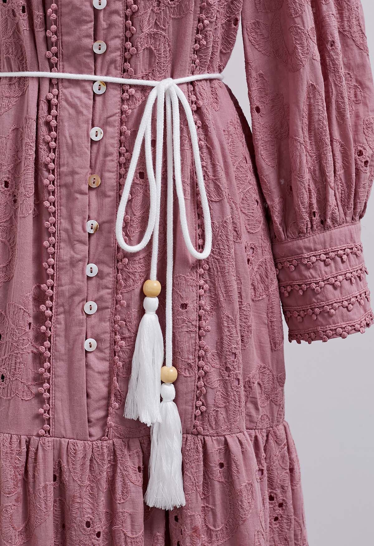 Robe longue boutonnée à pompons et broderies florales en mauve