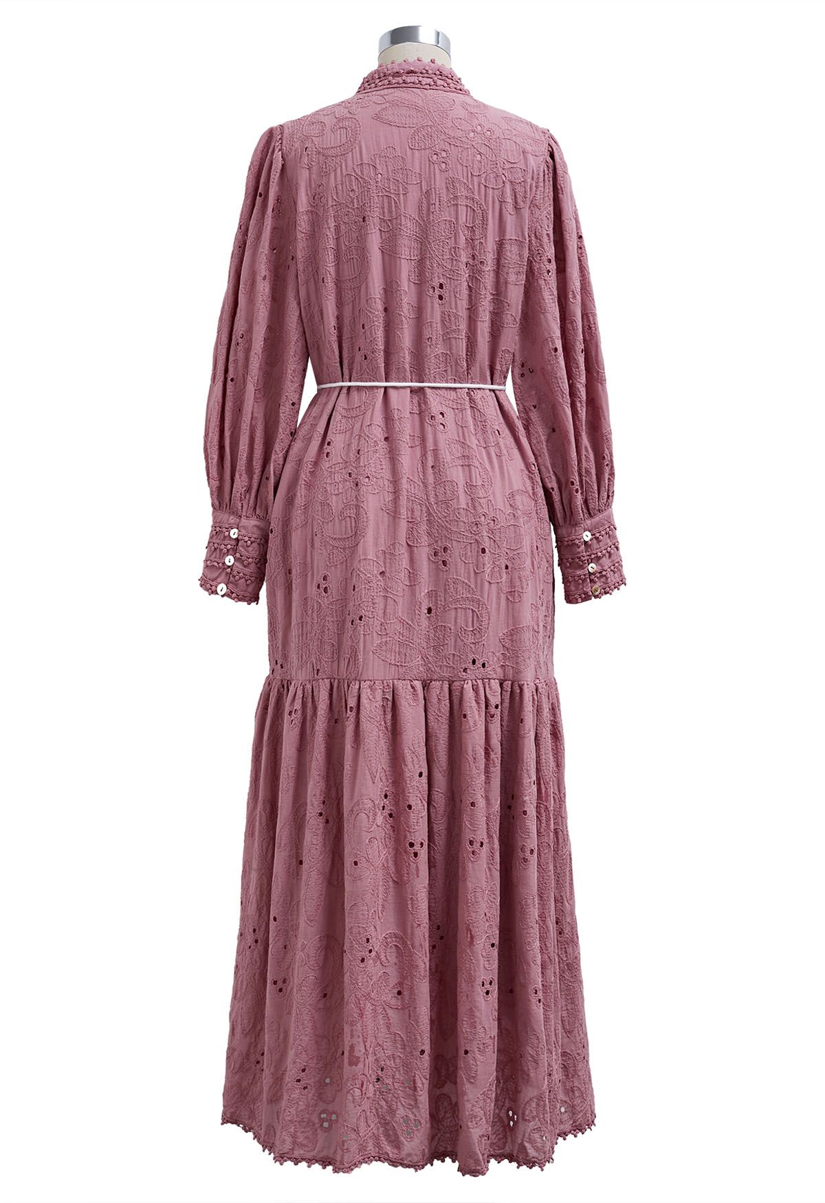 Robe longue boutonnée à pompons et broderies florales en mauve