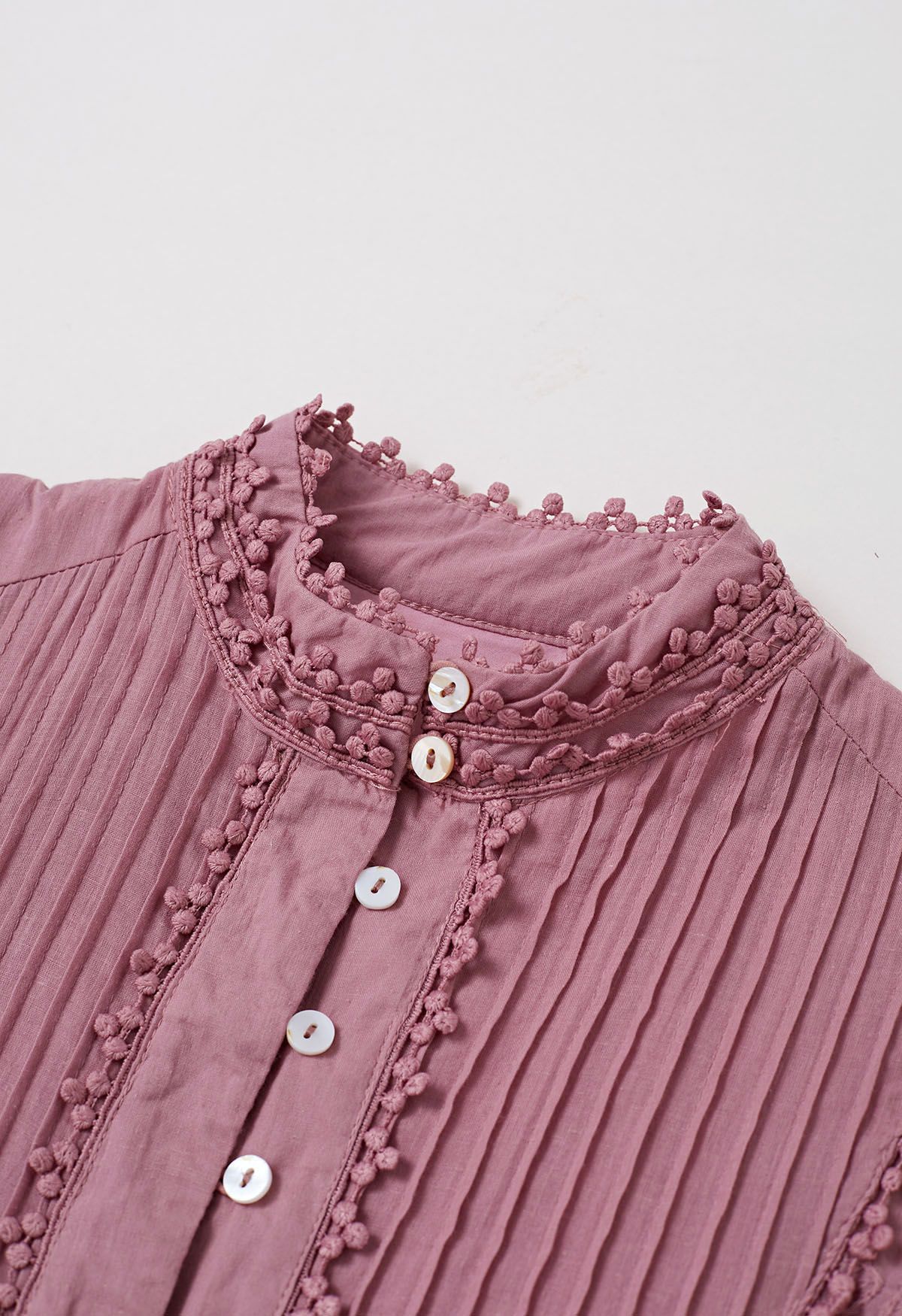 Robe longue boutonnée à pompons et broderies florales en mauve