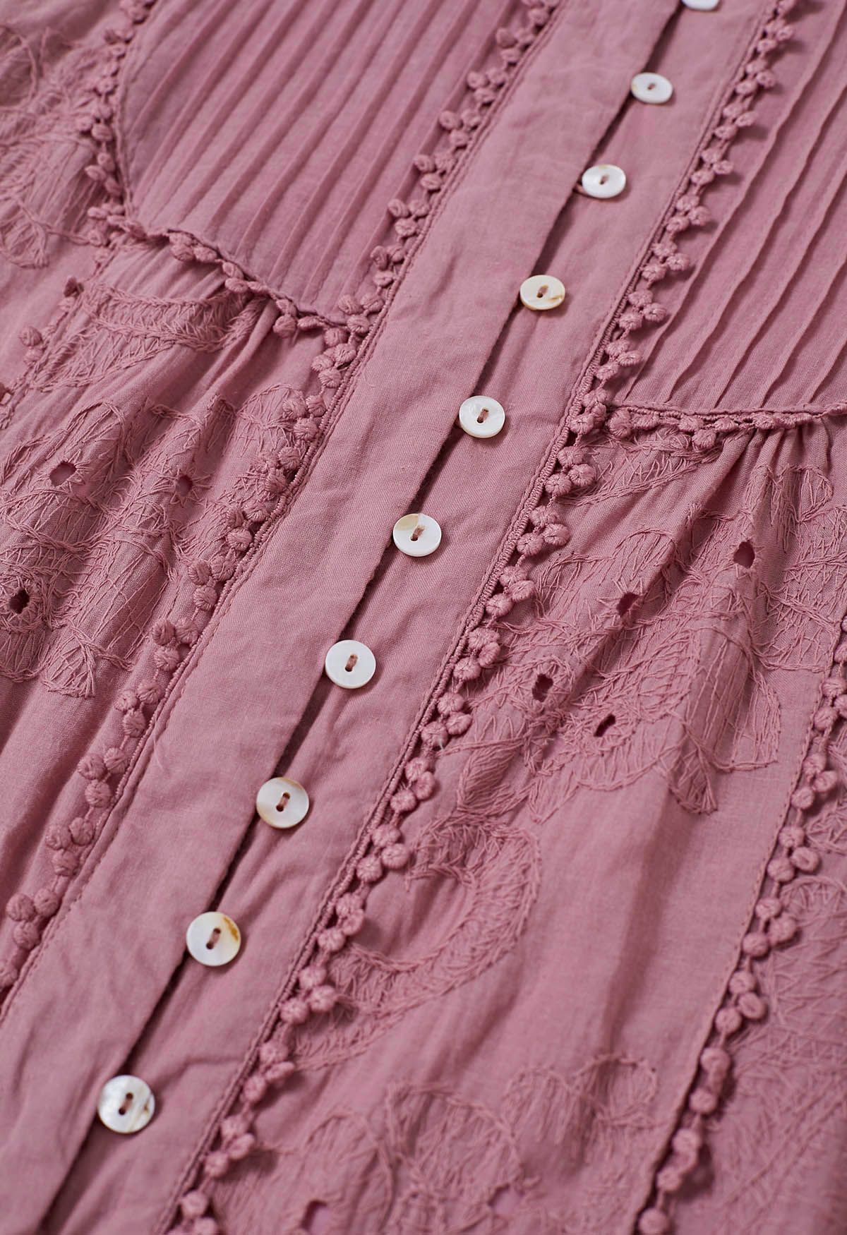 Robe longue boutonnée à pompons et broderies florales en mauve