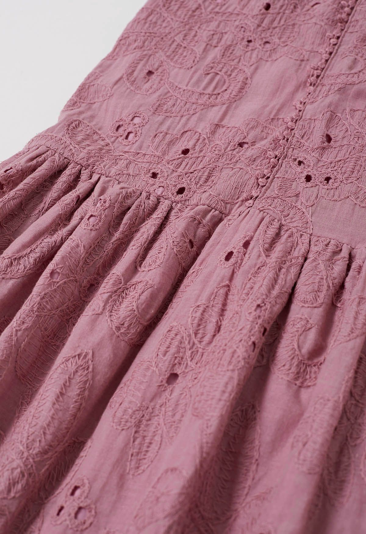 Robe longue boutonnée à pompons et broderies florales en mauve