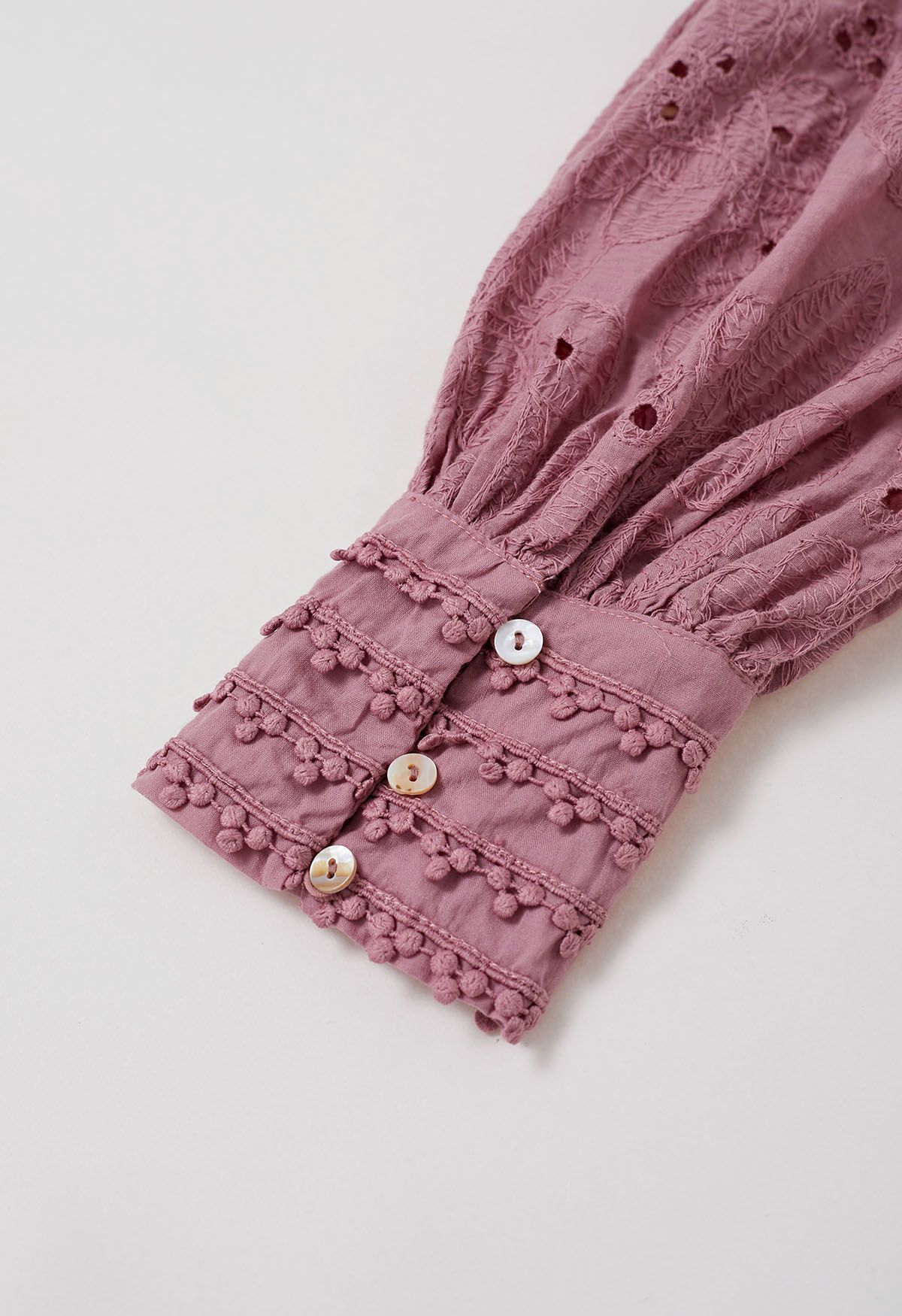 Robe longue boutonnée à pompons et broderies florales en mauve