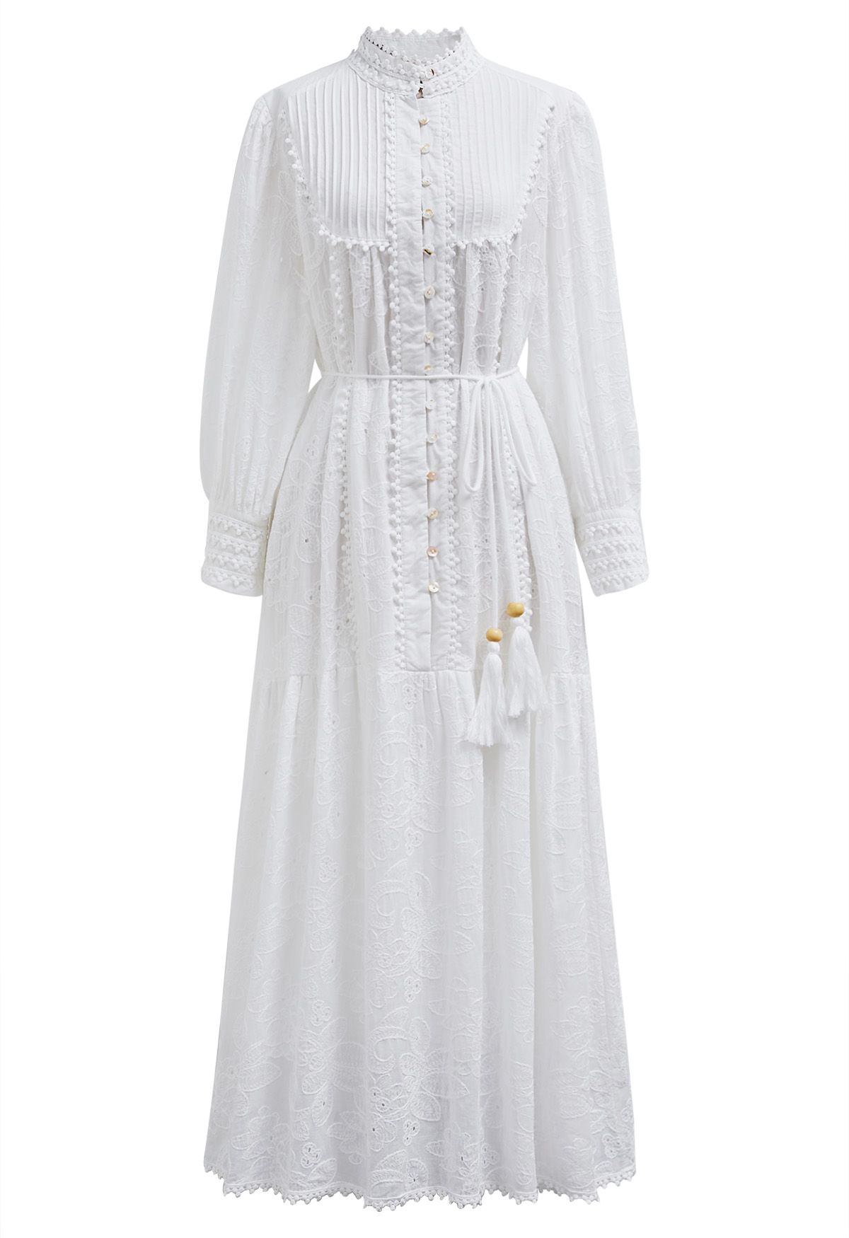 Robe longue boutonnée à pompons et broderies florales en blanc