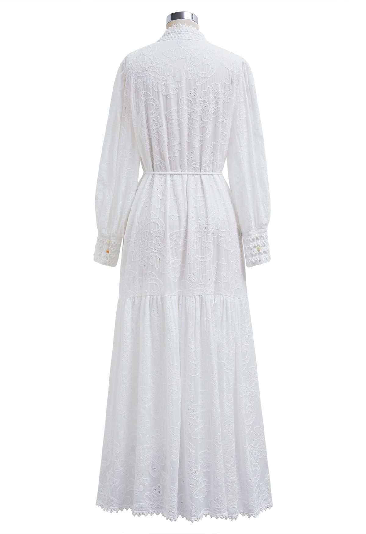 Robe longue boutonnée à pompons et broderies florales en blanc