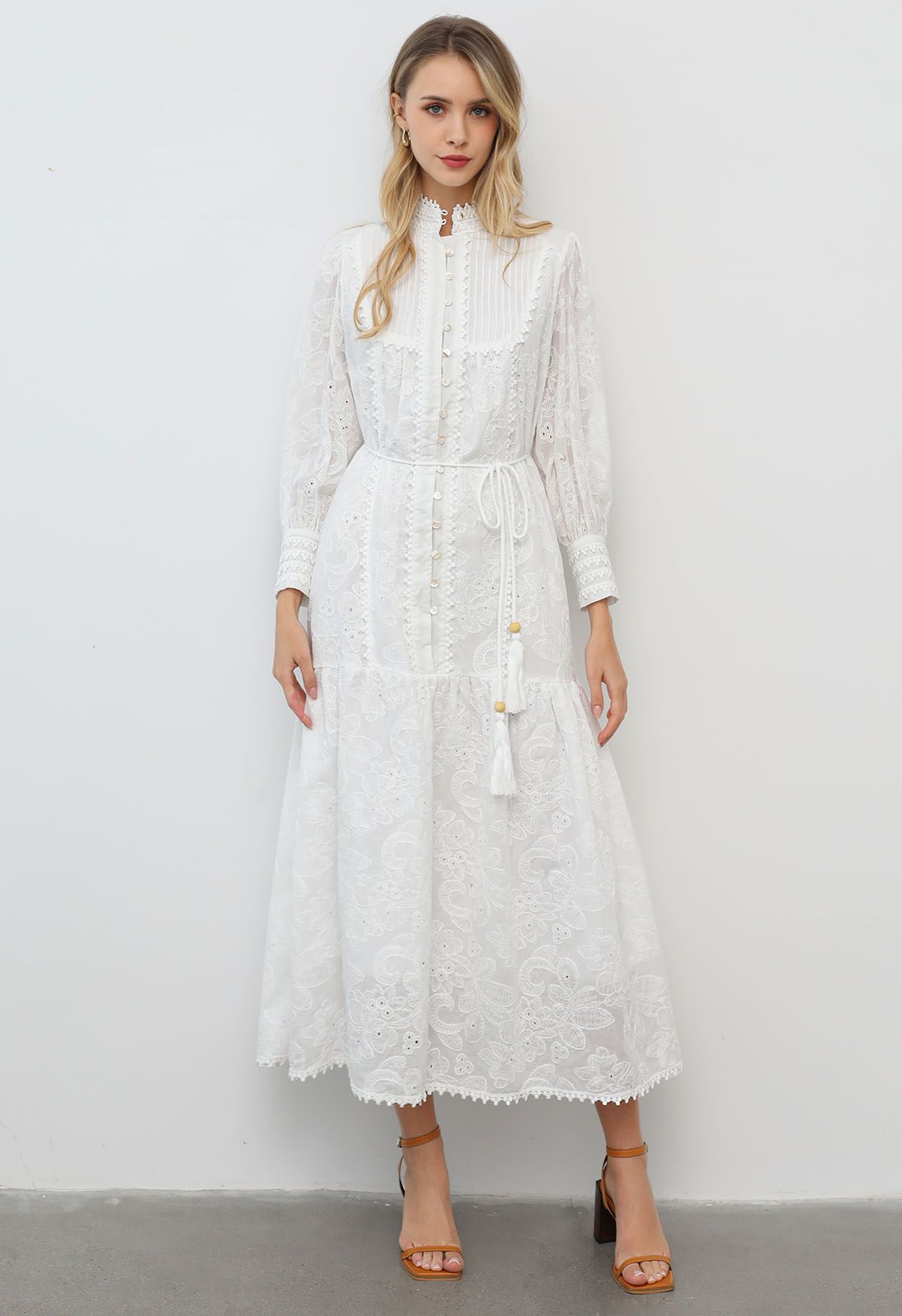 Robe longue boutonnée à pompons et broderies florales en blanc