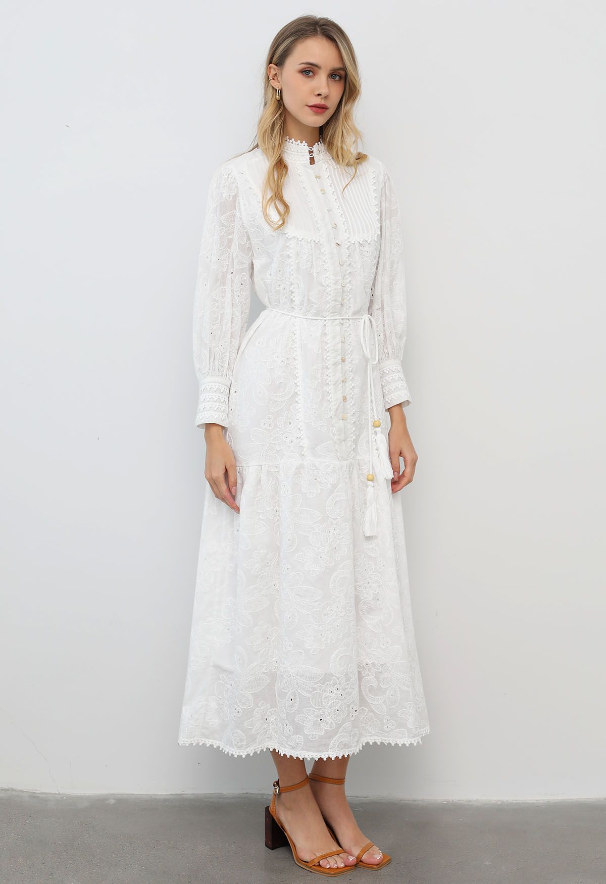 Robe longue boutonnée à pompons et broderies florales en blanc