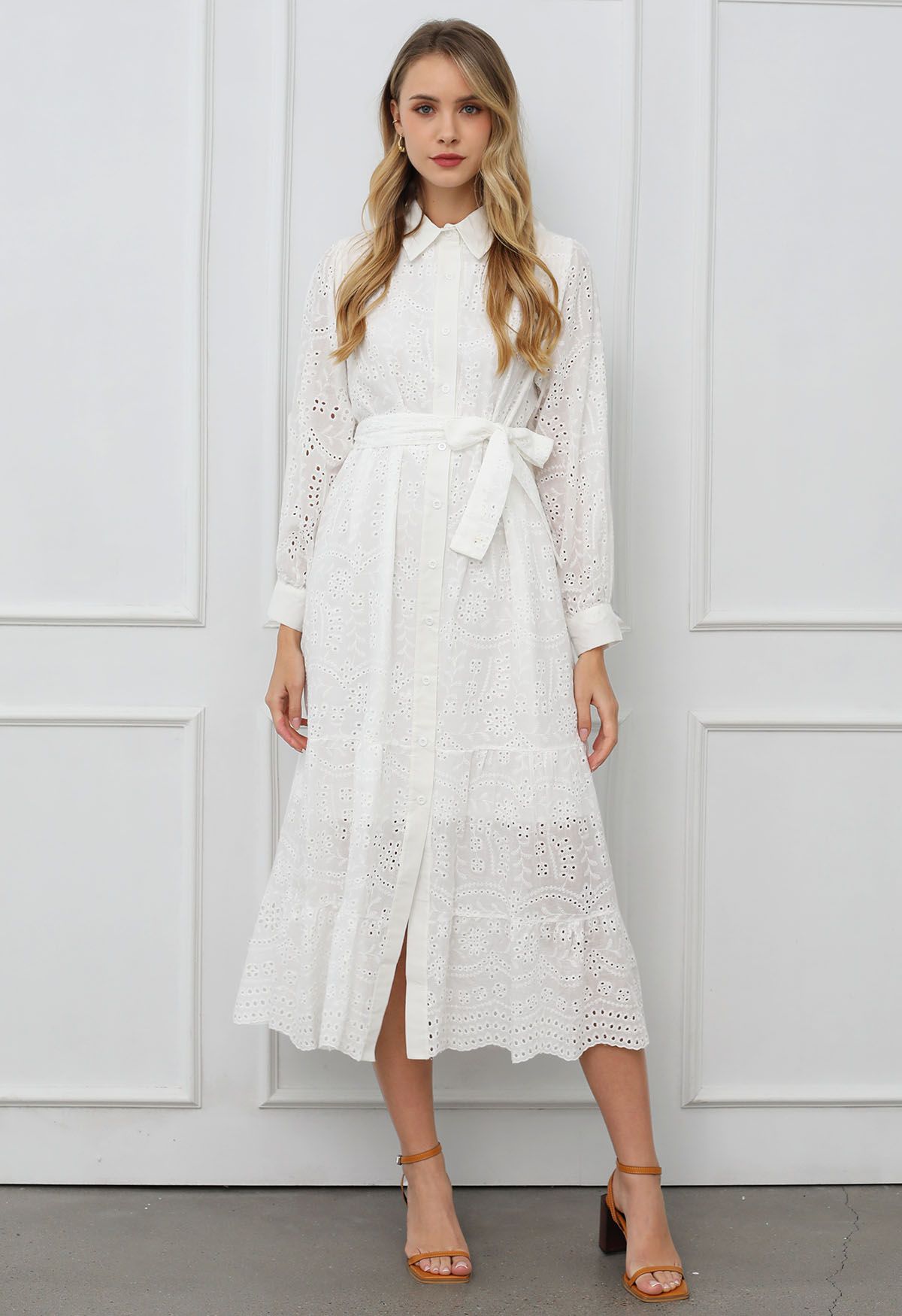 Robe mi-longue boutonnée à taille nouée et broderie délicate à œillets en blanc