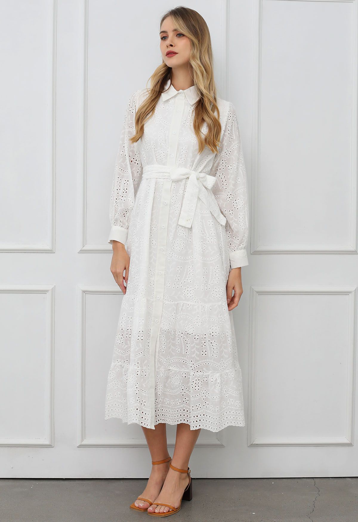 Robe mi-longue boutonnée à taille nouée et broderie délicate à œillets en blanc