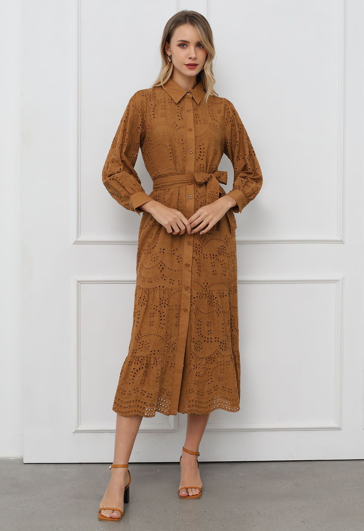 Robe mi-longue boutonnée à taille nouée et broderie délicate à œillets en beige